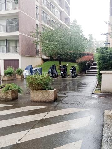 Dans la résidence très prisée de Talma, entourée de verdure, proche du centre ville, gare, venez découvrir cet appartement de 40 m² au 4ᵉ étage avec deux ascenseurs.
Il se compose comme suit : une grande pièce de vie, une douche, un wc séparé, une cuisine ouverte sur la pièce de vie.
Pour compléter, l'appartement, vous disposerez d'une cave ainsi que d'une place de parking extérieur.
Pour vos visites ou vos questions, je suis disponible 7 jours sur 7 Au 06 12 78 84 47