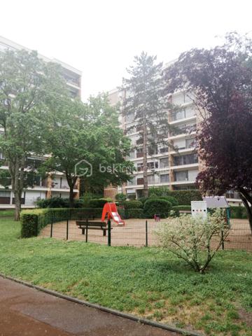 Dans la résidence très prisée de Talma, entourée de verdure, proche du centre ville, gare, venez découvrir cet appartement de 40 m² au 4ᵉ étage avec deux ascenseurs.
Il se compose comme suit : une grande pièce de vie, une douche, un wc séparé, une cuisine ouverte sur la pièce de vie.
Pour compléter, l'appartement, vous disposerez d'une cave ainsi que d'une place de parking extérieur.
Pour vos visites ou vos questions, je suis disponible 7 jours sur 7 Au 06 12 78 84 47