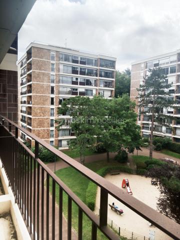 Dans la résidence très prisée de Talma, entourée de verdure, proche du centre ville, gare, venez découvrir cet appartement de 40 m² au 4ᵉ étage avec deux ascenseurs.
Il se compose comme suit : une grande pièce de vie, une douche, un wc séparé, une cuisine ouverte sur la pièce de vie.
Pour compléter, l'appartement, vous disposerez d'une cave ainsi que d'une place de parking extérieur.
Pour vos visites ou vos questions, je suis disponible 7 jours sur 7 Au 06 12 78 84 47