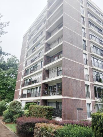 Dans la résidence très prisée de Talma, entourée de verdure, proche du centre ville, gare, venez découvrir cet appartement de 40 m² au 4ᵉ étage avec deux ascenseurs.
Il se compose comme suit : une grande pièce de vie, une douche, un wc séparé, une cuisine ouverte sur la pièce de vie.
Pour compléter, l'appartement, vous disposerez d'une cave ainsi que d'une place de parking extérieur.
Pour vos visites ou vos questions, je suis disponible 7 jours sur 7 Au 06 12 78 84 47