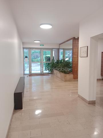 Dans la résidence très prisée de Talma, entourée de verdure, proche du centre ville, gare, venez découvrir cet appartement de 40 m² au 4ᵉ étage avec deux ascenseurs.
Il se compose comme suit : une grande pièce de vie, une douche, un wc séparé, une cuisine ouverte sur la pièce de vie.
Pour compléter, l'appartement, vous disposerez d'une cave ainsi que d'une place de parking extérieur.
Pour vos visites ou vos questions, je suis disponible 7 jours sur 7 Au 06 12 78 84 47