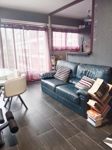 Dans la résidence très prisée de Talma, entourée de verdure, proche du centre ville, gare, venez découvrir cet appartement de 40 m² au 4ᵉ étage avec deux ascenseurs.
Il se compose comme suit : une grande pièce de vie, une douche, un wc séparé, une cuisine ouverte sur la pièce de vie.
Pour compléter, l'appartement, vous disposerez d'une cave ainsi que d'une place de parking extérieur.
Pour vos visites ou vos questions, je suis disponible 7 jours sur 7 Au 06 12 78 84 47