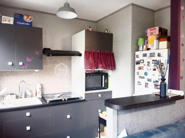 Dans la résidence très prisée de Talma, entourée de verdure, proche du centre ville, gare, venez découvrir cet appartement de 40 m² au 4ᵉ étage avec deux ascenseurs.
Il se compose comme suit : une grande pièce de vie, une douche, un wc séparé, une cuisine ouverte sur la pièce de vie.
Pour compléter, l'appartement, vous disposerez d'une cave ainsi que d'une place de parking extérieur.
Pour vos visites ou vos questions, je suis disponible 7 jours sur 7 Au 06 12 78 84 47
