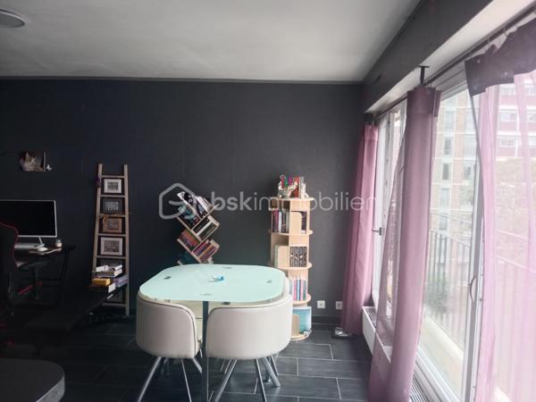 Dans la résidence très prisée de Talma, entourée de verdure, proche du centre ville, gare, venez découvrir cet appartement de 40 m² au 4ᵉ étage avec deux ascenseurs.
Il se compose comme suit : une grande pièce de vie, une douche, un wc séparé, une cuisine ouverte sur la pièce de vie.
Pour compléter, l'appartement, vous disposerez d'une cave ainsi que d'une place de parking extérieur.
Pour vos visites ou vos questions, je suis disponible 7 jours sur 7 Au 06 12 78 84 47