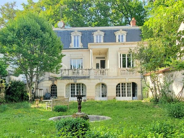 Fontainebleau - Avon : 5 minutes à pied de la gare, en lisière de la forêt, jardin clos, demeure bourgeoise fin XIXe siècle.

. Cette magnifique maison de 246 m² bâtie sur 3 niveaux offre environ 154 m² de pièces habitables en RDC et à l’étage, complété d'une orangeraie de 24m2 en rez-de-jardin et 68m2 de débarras, buanderie, cave et chaufferie.
A cela s'ajoute un garage fermé de 21m² pouvant accueillir une voiture, y ranger les vélos, y créer son atelier de bricolage …
Construite sur une parcelle de presque 600 m², la maison est ouverte d'une part sur une cour permettant l’accès direct à la forêt et d’autre part sur un jardin clos orienté Sud.

. Le RdC de la maison est accessible via un perron qui s’ouvre sur le vestibule desservant la cuisine, les pièces de vie et l’escalier menant à l'étage.
Le salon de 23m², la salle à manger et un bureau attenant sont orientés vers le jardin, conférant une atmosphère privilégiée d’espace et de nature. L’accès au jardin se fait via une terrasse et son escalier en pierre.
. A l’étage, le palier dessert 3 grandes chambres, une salle de douche et des toilettes séparées : La chambre parentale (24m²) est traversante, elle bénéficie de 2 balcons, côté jardin et côté forêt et possède un cabinet de toilette. Les 2 autres chambres d'environ 15m² donnent sur le jardin et l’une d’entre elle bénéficie d’une salle de bains.

. Côté jardin, la façade en pierre de taille claire, ornée de moulures et corniches, confère à cette propriété un caractère architectural exceptionnel. L’orangeraie s’ouvre sur le jardin par 3 grandes baies vitrées donnant une élégance certaine à l’ensemble. Cette orangeraie pourra être aménagée en jardin d’été, atelier, bureau ou même accessible à une activité libérale.

. La cour pavée peut héberger jusqu’à 3 voitures en complément du garage fermé.
. L’emplacement idéal de cette demeure permet des balades en forêt en sortant directement par la cour, ainsi qu’un passage permettant d’accéder en moins de 5 minutes à pied à la gare de Fontainebleau-Avon qui relie Paris Gare de Lyon en 45’ (plus de 40 trains par jour).

Cette villa est une opportunité unique à Fontainebleau. Contactez-moi vite pour une visite et laissez-vous séduire par son charme intemporel.