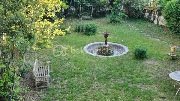 Fontainebleau - Avon : 5 minutes à pied de la gare, en lisière de la forêt, jardin clos, demeure bourgeoise fin XIXe siècle.

. Cette magnifique maison de 246 m² bâtie sur 3 niveaux offre environ 154 m² de pièces habitables en RDC et à l’étage, complété d'une orangeraie de 24m2 en rez-de-jardin et 68m2 de débarras, buanderie, cave et chaufferie.
A cela s'ajoute un garage fermé de 21m² pouvant accueillir une voiture, y ranger les vélos, y créer son atelier de bricolage …
Construite sur une parcelle de presque 600 m², la maison est ouverte d'une part sur une cour permettant l’accès direct à la forêt et d’autre part sur un jardin clos orienté Sud.

. Le RdC de la maison est accessible via un perron qui s’ouvre sur le vestibule desservant la cuisine, les pièces de vie et l’escalier menant à l'étage.
Le salon de 23m², la salle à manger et un bureau attenant sont orientés vers le jardin, conférant une atmosphère privilégiée d’espace et de nature. L’accès au jardin se fait via une terrasse et son escalier en pierre.
. A l’étage, le palier dessert 3 grandes chambres, une salle de douche et des toilettes séparées : La chambre parentale (24m²) est traversante, elle bénéficie de 2 balcons, côté jardin et côté forêt et possède un cabinet de toilette. Les 2 autres chambres d'environ 15m² donnent sur le jardin et l’une d’entre elle bénéficie d’une salle de bains.

. Côté jardin, la façade en pierre de taille claire, ornée de moulures et corniches, confère à cette propriété un caractère architectural exceptionnel. L’orangeraie s’ouvre sur le jardin par 3 grandes baies vitrées donnant une élégance certaine à l’ensemble. Cette orangeraie pourra être aménagée en jardin d’été, atelier, bureau ou même accessible à une activité libérale.

. La cour pavée peut héberger jusqu’à 3 voitures en complément du garage fermé.
. L’emplacement idéal de cette demeure permet des balades en forêt en sortant directement par la cour, ainsi qu’un passage permettant d’accéder en moins de 5 minutes à pied à la gare de Fontainebleau-Avon qui relie Paris Gare de Lyon en 45’ (plus de 40 trains par jour).

Cette villa est une opportunité unique à Fontainebleau. Contactez-moi vite pour une visite et laissez-vous séduire par son charme intemporel.