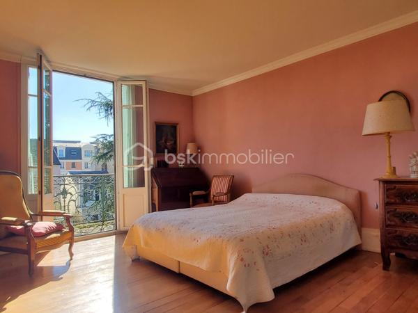 Fontainebleau - Avon : 5 minutes à pied de la gare, en lisière de la forêt, jardin clos, demeure bourgeoise fin XIXe siècle.

. Cette magnifique maison de 246 m² bâtie sur 3 niveaux offre environ 154 m² de pièces habitables en RDC et à l’étage, complété d'une orangeraie de 24m2 en rez-de-jardin et 68m2 de débarras, buanderie, cave et chaufferie.
A cela s'ajoute un garage fermé de 21m² pouvant accueillir une voiture, y ranger les vélos, y créer son atelier de bricolage …
Construite sur une parcelle de presque 600 m², la maison est ouverte d'une part sur une cour permettant l’accès direct à la forêt et d’autre part sur un jardin clos orienté Sud.

. Le RdC de la maison est accessible via un perron qui s’ouvre sur le vestibule desservant la cuisine, les pièces de vie et l’escalier menant à l'étage.
Le salon de 23m², la salle à manger et un bureau attenant sont orientés vers le jardin, conférant une atmosphère privilégiée d’espace et de nature. L’accès au jardin se fait via une terrasse et son escalier en pierre.
. A l’étage, le palier dessert 3 grandes chambres, une salle de douche et des toilettes séparées : La chambre parentale (24m²) est traversante, elle bénéficie de 2 balcons, côté jardin et côté forêt et possède un cabinet de toilette. Les 2 autres chambres d'environ 15m² donnent sur le jardin et l’une d’entre elle bénéficie d’une salle de bains.

. Côté jardin, la façade en pierre de taille claire, ornée de moulures et corniches, confère à cette propriété un caractère architectural exceptionnel. L’orangeraie s’ouvre sur le jardin par 3 grandes baies vitrées donnant une élégance certaine à l’ensemble. Cette orangeraie pourra être aménagée en jardin d’été, atelier, bureau ou même accessible à une activité libérale.

. La cour pavée peut héberger jusqu’à 3 voitures en complément du garage fermé.
. L’emplacement idéal de cette demeure permet des balades en forêt en sortant directement par la cour, ainsi qu’un passage permettant d’accéder en moins de 5 minutes à pied à la gare de Fontainebleau-Avon qui relie Paris Gare de Lyon en 45’ (plus de 40 trains par jour).

Cette villa est une opportunité unique à Fontainebleau. Contactez-moi vite pour une visite et laissez-vous séduire par son charme intemporel.