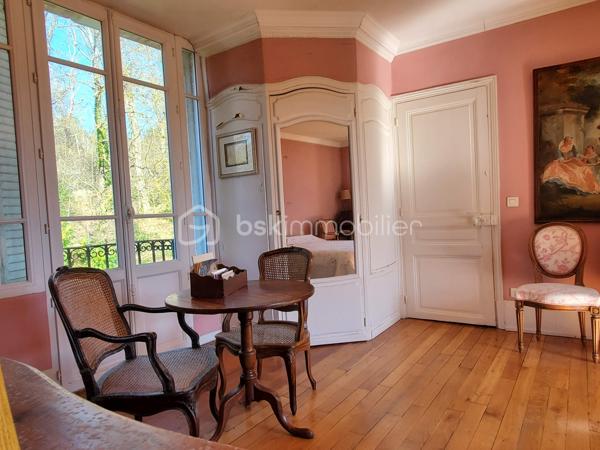Fontainebleau - Avon : 5 minutes à pied de la gare, en lisière de la forêt, jardin clos, demeure bourgeoise fin XIXe siècle.

. Cette magnifique maison de 246 m² bâtie sur 3 niveaux offre environ 154 m² de pièces habitables en RDC et à l’étage, complété d'une orangeraie de 24m2 en rez-de-jardin et 68m2 de débarras, buanderie, cave et chaufferie.
A cela s'ajoute un garage fermé de 21m² pouvant accueillir une voiture, y ranger les vélos, y créer son atelier de bricolage …
Construite sur une parcelle de presque 600 m², la maison est ouverte d'une part sur une cour permettant l’accès direct à la forêt et d’autre part sur un jardin clos orienté Sud.

. Le RdC de la maison est accessible via un perron qui s’ouvre sur le vestibule desservant la cuisine, les pièces de vie et l’escalier menant à l'étage.
Le salon de 23m², la salle à manger et un bureau attenant sont orientés vers le jardin, conférant une atmosphère privilégiée d’espace et de nature. L’accès au jardin se fait via une terrasse et son escalier en pierre.
. A l’étage, le palier dessert 3 grandes chambres, une salle de douche et des toilettes séparées : La chambre parentale (24m²) est traversante, elle bénéficie de 2 balcons, côté jardin et côté forêt et possède un cabinet de toilette. Les 2 autres chambres d'environ 15m² donnent sur le jardin et l’une d’entre elle bénéficie d’une salle de bains.

. Côté jardin, la façade en pierre de taille claire, ornée de moulures et corniches, confère à cette propriété un caractère architectural exceptionnel. L’orangeraie s’ouvre sur le jardin par 3 grandes baies vitrées donnant une élégance certaine à l’ensemble. Cette orangeraie pourra être aménagée en jardin d’été, atelier, bureau ou même accessible à une activité libérale.

. La cour pavée peut héberger jusqu’à 3 voitures en complément du garage fermé.
. L’emplacement idéal de cette demeure permet des balades en forêt en sortant directement par la cour, ainsi qu’un passage permettant d’accéder en moins de 5 minutes à pied à la gare de Fontainebleau-Avon qui relie Paris Gare de Lyon en 45’ (plus de 40 trains par jour).

Cette villa est une opportunité unique à Fontainebleau. Contactez-moi vite pour une visite et laissez-vous séduire par son charme intemporel.