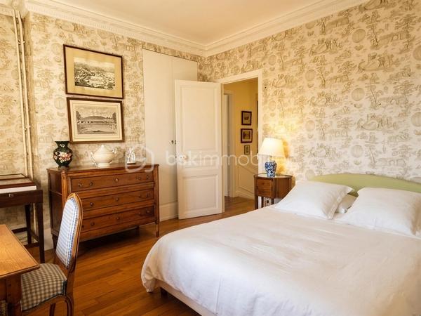 Fontainebleau - Avon : 5 minutes à pied de la gare, en lisière de la forêt, jardin clos, demeure bourgeoise fin XIXe siècle.

. Cette magnifique maison de 246 m² bâtie sur 3 niveaux offre environ 154 m² de pièces habitables en RDC et à l’étage, complété d'une orangeraie de 24m2 en rez-de-jardin et 68m2 de débarras, buanderie, cave et chaufferie.
A cela s'ajoute un garage fermé de 21m² pouvant accueillir une voiture, y ranger les vélos, y créer son atelier de bricolage …
Construite sur une parcelle de presque 600 m², la maison est ouverte d'une part sur une cour permettant l’accès direct à la forêt et d’autre part sur un jardin clos orienté Sud.

. Le RdC de la maison est accessible via un perron qui s’ouvre sur le vestibule desservant la cuisine, les pièces de vie et l’escalier menant à l'étage.
Le salon de 23m², la salle à manger et un bureau attenant sont orientés vers le jardin, conférant une atmosphère privilégiée d’espace et de nature. L’accès au jardin se fait via une terrasse et son escalier en pierre.
. A l’étage, le palier dessert 3 grandes chambres, une salle de douche et des toilettes séparées : La chambre parentale (24m²) est traversante, elle bénéficie de 2 balcons, côté jardin et côté forêt et possède un cabinet de toilette. Les 2 autres chambres d'environ 15m² donnent sur le jardin et l’une d’entre elle bénéficie d’une salle de bains.

. Côté jardin, la façade en pierre de taille claire, ornée de moulures et corniches, confère à cette propriété un caractère architectural exceptionnel. L’orangeraie s’ouvre sur le jardin par 3 grandes baies vitrées donnant une élégance certaine à l’ensemble. Cette orangeraie pourra être aménagée en jardin d’été, atelier, bureau ou même accessible à une activité libérale.

. La cour pavée peut héberger jusqu’à 3 voitures en complément du garage fermé.
. L’emplacement idéal de cette demeure permet des balades en forêt en sortant directement par la cour, ainsi qu’un passage permettant d’accéder en moins de 5 minutes à pied à la gare de Fontainebleau-Avon qui relie Paris Gare de Lyon en 45’ (plus de 40 trains par jour).

Cette villa est une opportunité unique à Fontainebleau. Contactez-moi vite pour une visite et laissez-vous séduire par son charme intemporel.
