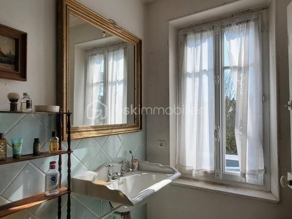 Fontainebleau - Avon : 5 minutes à pied de la gare, en lisière de la forêt, jardin clos, demeure bourgeoise fin XIXe siècle.

. Cette magnifique maison de 246 m² bâtie sur 3 niveaux offre environ 154 m² de pièces habitables en RDC et à l’étage, complété d'une orangeraie de 24m2 en rez-de-jardin et 68m2 de débarras, buanderie, cave et chaufferie.
A cela s'ajoute un garage fermé de 21m² pouvant accueillir une voiture, y ranger les vélos, y créer son atelier de bricolage …
Construite sur une parcelle de presque 600 m², la maison est ouverte d'une part sur une cour permettant l’accès direct à la forêt et d’autre part sur un jardin clos orienté Sud.

. Le RdC de la maison est accessible via un perron qui s’ouvre sur le vestibule desservant la cuisine, les pièces de vie et l’escalier menant à l'étage.
Le salon de 23m², la salle à manger et un bureau attenant sont orientés vers le jardin, conférant une atmosphère privilégiée d’espace et de nature. L’accès au jardin se fait via une terrasse et son escalier en pierre.
. A l’étage, le palier dessert 3 grandes chambres, une salle de douche et des toilettes séparées : La chambre parentale (24m²) est traversante, elle bénéficie de 2 balcons, côté jardin et côté forêt et possède un cabinet de toilette. Les 2 autres chambres d'environ 15m² donnent sur le jardin et l’une d’entre elle bénéficie d’une salle de bains.

. Côté jardin, la façade en pierre de taille claire, ornée de moulures et corniches, confère à cette propriété un caractère architectural exceptionnel. L’orangeraie s’ouvre sur le jardin par 3 grandes baies vitrées donnant une élégance certaine à l’ensemble. Cette orangeraie pourra être aménagée en jardin d’été, atelier, bureau ou même accessible à une activité libérale.

. La cour pavée peut héberger jusqu’à 3 voitures en complément du garage fermé.
. L’emplacement idéal de cette demeure permet des balades en forêt en sortant directement par la cour, ainsi qu’un passage permettant d’accéder en moins de 5 minutes à pied à la gare de Fontainebleau-Avon qui relie Paris Gare de Lyon en 45’ (plus de 40 trains par jour).

Cette villa est une opportunité unique à Fontainebleau. Contactez-moi vite pour une visite et laissez-vous séduire par son charme intemporel.