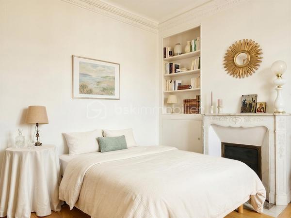 Fontainebleau - Avon : 5 minutes à pied de la gare, en lisière de la forêt, jardin clos, demeure bourgeoise fin XIXe siècle.

. Cette magnifique maison de 246 m² bâtie sur 3 niveaux offre environ 154 m² de pièces habitables en RDC et à l’étage, complété d'une orangeraie de 24m2 en rez-de-jardin et 68m2 de débarras, buanderie, cave et chaufferie.
A cela s'ajoute un garage fermé de 21m² pouvant accueillir une voiture, y ranger les vélos, y créer son atelier de bricolage …
Construite sur une parcelle de presque 600 m², la maison est ouverte d'une part sur une cour permettant l’accès direct à la forêt et d’autre part sur un jardin clos orienté Sud.

. Le RdC de la maison est accessible via un perron qui s’ouvre sur le vestibule desservant la cuisine, les pièces de vie et l’escalier menant à l'étage.
Le salon de 23m², la salle à manger et un bureau attenant sont orientés vers le jardin, conférant une atmosphère privilégiée d’espace et de nature. L’accès au jardin se fait via une terrasse et son escalier en pierre.
. A l’étage, le palier dessert 3 grandes chambres, une salle de douche et des toilettes séparées : La chambre parentale (24m²) est traversante, elle bénéficie de 2 balcons, côté jardin et côté forêt et possède un cabinet de toilette. Les 2 autres chambres d'environ 15m² donnent sur le jardin et l’une d’entre elle bénéficie d’une salle de bains.

. Côté jardin, la façade en pierre de taille claire, ornée de moulures et corniches, confère à cette propriété un caractère architectural exceptionnel. L’orangeraie s’ouvre sur le jardin par 3 grandes baies vitrées donnant une élégance certaine à l’ensemble. Cette orangeraie pourra être aménagée en jardin d’été, atelier, bureau ou même accessible à une activité libérale.

. La cour pavée peut héberger jusqu’à 3 voitures en complément du garage fermé.
. L’emplacement idéal de cette demeure permet des balades en forêt en sortant directement par la cour, ainsi qu’un passage permettant d’accéder en moins de 5 minutes à pied à la gare de Fontainebleau-Avon qui relie Paris Gare de Lyon en 45’ (plus de 40 trains par jour).

Cette villa est une opportunité unique à Fontainebleau. Contactez-moi vite pour une visite et laissez-vous séduire par son charme intemporel.