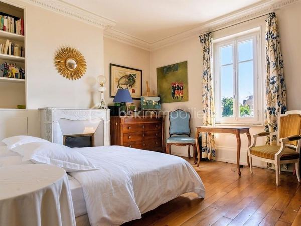Fontainebleau - Avon : 5 minutes à pied de la gare, en lisière de la forêt, jardin clos, demeure bourgeoise fin XIXe siècle.

. Cette magnifique maison de 246 m² bâtie sur 3 niveaux offre environ 154 m² de pièces habitables en RDC et à l’étage, complété d'une orangeraie de 24m2 en rez-de-jardin et 68m2 de débarras, buanderie, cave et chaufferie.
A cela s'ajoute un garage fermé de 21m² pouvant accueillir une voiture, y ranger les vélos, y créer son atelier de bricolage …
Construite sur une parcelle de presque 600 m², la maison est ouverte d'une part sur une cour permettant l’accès direct à la forêt et d’autre part sur un jardin clos orienté Sud.

. Le RdC de la maison est accessible via un perron qui s’ouvre sur le vestibule desservant la cuisine, les pièces de vie et l’escalier menant à l'étage.
Le salon de 23m², la salle à manger et un bureau attenant sont orientés vers le jardin, conférant une atmosphère privilégiée d’espace et de nature. L’accès au jardin se fait via une terrasse et son escalier en pierre.
. A l’étage, le palier dessert 3 grandes chambres, une salle de douche et des toilettes séparées : La chambre parentale (24m²) est traversante, elle bénéficie de 2 balcons, côté jardin et côté forêt et possède un cabinet de toilette. Les 2 autres chambres d'environ 15m² donnent sur le jardin et l’une d’entre elle bénéficie d’une salle de bains.

. Côté jardin, la façade en pierre de taille claire, ornée de moulures et corniches, confère à cette propriété un caractère architectural exceptionnel. L’orangeraie s’ouvre sur le jardin par 3 grandes baies vitrées donnant une élégance certaine à l’ensemble. Cette orangeraie pourra être aménagée en jardin d’été, atelier, bureau ou même accessible à une activité libérale.

. La cour pavée peut héberger jusqu’à 3 voitures en complément du garage fermé.
. L’emplacement idéal de cette demeure permet des balades en forêt en sortant directement par la cour, ainsi qu’un passage permettant d’accéder en moins de 5 minutes à pied à la gare de Fontainebleau-Avon qui relie Paris Gare de Lyon en 45’ (plus de 40 trains par jour).

Cette villa est une opportunité unique à Fontainebleau. Contactez-moi vite pour une visite et laissez-vous séduire par son charme intemporel.