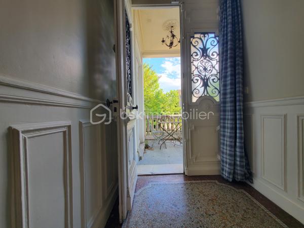 Fontainebleau - Avon : 5 minutes à pied de la gare, en lisière de la forêt, jardin clos, demeure bourgeoise fin XIXe siècle.

. Cette magnifique maison de 246 m² bâtie sur 3 niveaux offre environ 154 m² de pièces habitables en RDC et à l’étage, complété d'une orangeraie de 24m2 en rez-de-jardin et 68m2 de débarras, buanderie, cave et chaufferie.
A cela s'ajoute un garage fermé de 21m² pouvant accueillir une voiture, y ranger les vélos, y créer son atelier de bricolage …
Construite sur une parcelle de presque 600 m², la maison est ouverte d'une part sur une cour permettant l’accès direct à la forêt et d’autre part sur un jardin clos orienté Sud.

. Le RdC de la maison est accessible via un perron qui s’ouvre sur le vestibule desservant la cuisine, les pièces de vie et l’escalier menant à l'étage.
Le salon de 23m², la salle à manger et un bureau attenant sont orientés vers le jardin, conférant une atmosphère privilégiée d’espace et de nature. L’accès au jardin se fait via une terrasse et son escalier en pierre.
. A l’étage, le palier dessert 3 grandes chambres, une salle de douche et des toilettes séparées : La chambre parentale (24m²) est traversante, elle bénéficie de 2 balcons, côté jardin et côté forêt et possède un cabinet de toilette. Les 2 autres chambres d'environ 15m² donnent sur le jardin et l’une d’entre elle bénéficie d’une salle de bains.

. Côté jardin, la façade en pierre de taille claire, ornée de moulures et corniches, confère à cette propriété un caractère architectural exceptionnel. L’orangeraie s’ouvre sur le jardin par 3 grandes baies vitrées donnant une élégance certaine à l’ensemble. Cette orangeraie pourra être aménagée en jardin d’été, atelier, bureau ou même accessible à une activité libérale.

. La cour pavée peut héberger jusqu’à 3 voitures en complément du garage fermé.
. L’emplacement idéal de cette demeure permet des balades en forêt en sortant directement par la cour, ainsi qu’un passage permettant d’accéder en moins de 5 minutes à pied à la gare de Fontainebleau-Avon qui relie Paris Gare de Lyon en 45’ (plus de 40 trains par jour).

Cette villa est une opportunité unique à Fontainebleau. Contactez-moi vite pour une visite et laissez-vous séduire par son charme intemporel.