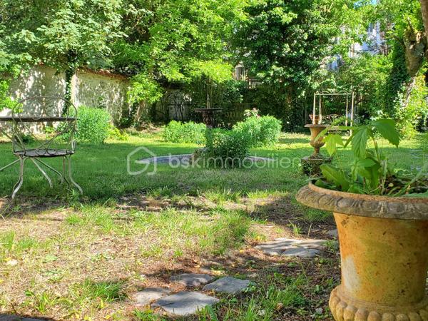 Fontainebleau - Avon : 5 minutes à pied de la gare, en lisière de la forêt, jardin clos, demeure bourgeoise fin XIXe siècle.

. Cette magnifique maison de 246 m² bâtie sur 3 niveaux offre environ 154 m² de pièces habitables en RDC et à l’étage, complété d'une orangeraie de 24m2 en rez-de-jardin et 68m2 de débarras, buanderie, cave et chaufferie.
A cela s'ajoute un garage fermé de 21m² pouvant accueillir une voiture, y ranger les vélos, y créer son atelier de bricolage …
Construite sur une parcelle de presque 600 m², la maison est ouverte d'une part sur une cour permettant l’accès direct à la forêt et d’autre part sur un jardin clos orienté Sud.

. Le RdC de la maison est accessible via un perron qui s’ouvre sur le vestibule desservant la cuisine, les pièces de vie et l’escalier menant à l'étage.
Le salon de 23m², la salle à manger et un bureau attenant sont orientés vers le jardin, conférant une atmosphère privilégiée d’espace et de nature. L’accès au jardin se fait via une terrasse et son escalier en pierre.
. A l’étage, le palier dessert 3 grandes chambres, une salle de douche et des toilettes séparées : La chambre parentale (24m²) est traversante, elle bénéficie de 2 balcons, côté jardin et côté forêt et possède un cabinet de toilette. Les 2 autres chambres d'environ 15m² donnent sur le jardin et l’une d’entre elle bénéficie d’une salle de bains.

. Côté jardin, la façade en pierre de taille claire, ornée de moulures et corniches, confère à cette propriété un caractère architectural exceptionnel. L’orangeraie s’ouvre sur le jardin par 3 grandes baies vitrées donnant une élégance certaine à l’ensemble. Cette orangeraie pourra être aménagée en jardin d’été, atelier, bureau ou même accessible à une activité libérale.

. La cour pavée peut héberger jusqu’à 3 voitures en complément du garage fermé.
. L’emplacement idéal de cette demeure permet des balades en forêt en sortant directement par la cour, ainsi qu’un passage permettant d’accéder en moins de 5 minutes à pied à la gare de Fontainebleau-Avon qui relie Paris Gare de Lyon en 45’ (plus de 40 trains par jour).

Cette villa est une opportunité unique à Fontainebleau. Contactez-moi vite pour une visite et laissez-vous séduire par son charme intemporel.
