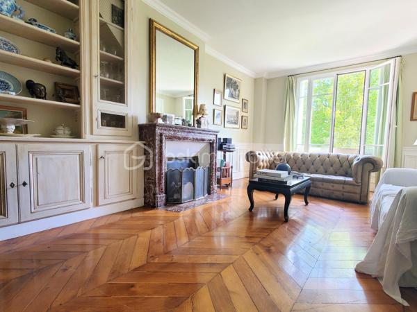Fontainebleau - Avon : 5 minutes à pied de la gare, en lisière de la forêt, jardin clos, demeure bourgeoise fin XIXe siècle.

. Cette magnifique maison de 246 m² bâtie sur 3 niveaux offre environ 154 m² de pièces habitables en RDC et à l’étage, complété d'une orangeraie de 24m2 en rez-de-jardin et 68m2 de débarras, buanderie, cave et chaufferie.
A cela s'ajoute un garage fermé de 21m² pouvant accueillir une voiture, y ranger les vélos, y créer son atelier de bricolage …
Construite sur une parcelle de presque 600 m², la maison est ouverte d'une part sur une cour permettant l’accès direct à la forêt et d’autre part sur un jardin clos orienté Sud.

. Le RdC de la maison est accessible via un perron qui s’ouvre sur le vestibule desservant la cuisine, les pièces de vie et l’escalier menant à l'étage.
Le salon de 23m², la salle à manger et un bureau attenant sont orientés vers le jardin, conférant une atmosphère privilégiée d’espace et de nature. L’accès au jardin se fait via une terrasse et son escalier en pierre.
. A l’étage, le palier dessert 3 grandes chambres, une salle de douche et des toilettes séparées : La chambre parentale (24m²) est traversante, elle bénéficie de 2 balcons, côté jardin et côté forêt et possède un cabinet de toilette. Les 2 autres chambres d'environ 15m² donnent sur le jardin et l’une d’entre elle bénéficie d’une salle de bains.

. Côté jardin, la façade en pierre de taille claire, ornée de moulures et corniches, confère à cette propriété un caractère architectural exceptionnel. L’orangeraie s’ouvre sur le jardin par 3 grandes baies vitrées donnant une élégance certaine à l’ensemble. Cette orangeraie pourra être aménagée en jardin d’été, atelier, bureau ou même accessible à une activité libérale.

. La cour pavée peut héberger jusqu’à 3 voitures en complément du garage fermé.
. L’emplacement idéal de cette demeure permet des balades en forêt en sortant directement par la cour, ainsi qu’un passage permettant d’accéder en moins de 5 minutes à pied à la gare de Fontainebleau-Avon qui relie Paris Gare de Lyon en 45’ (plus de 40 trains par jour).

Cette villa est une opportunité unique à Fontainebleau. Contactez-moi vite pour une visite et laissez-vous séduire par son charme intemporel.