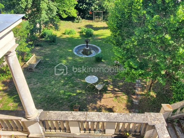 Fontainebleau - Avon : 5 minutes à pied de la gare, en lisière de la forêt, jardin clos, demeure bourgeoise fin XIXe siècle.

. Cette magnifique maison de 246 m² bâtie sur 3 niveaux offre environ 154 m² de pièces habitables en RDC et à l’étage, complété d'une orangeraie de 24m2 en rez-de-jardin et 68m2 de débarras, buanderie, cave et chaufferie.
A cela s'ajoute un garage fermé de 21m² pouvant accueillir une voiture, y ranger les vélos, y créer son atelier de bricolage …
Construite sur une parcelle de presque 600 m², la maison est ouverte d'une part sur une cour permettant l’accès direct à la forêt et d’autre part sur un jardin clos orienté Sud.

. Le RdC de la maison est accessible via un perron qui s’ouvre sur le vestibule desservant la cuisine, les pièces de vie et l’escalier menant à l'étage.
Le salon de 23m², la salle à manger et un bureau attenant sont orientés vers le jardin, conférant une atmosphère privilégiée d’espace et de nature. L’accès au jardin se fait via une terrasse et son escalier en pierre.
. A l’étage, le palier dessert 3 grandes chambres, une salle de douche et des toilettes séparées : La chambre parentale (24m²) est traversante, elle bénéficie de 2 balcons, côté jardin et côté forêt et possède un cabinet de toilette. Les 2 autres chambres d'environ 15m² donnent sur le jardin et l’une d’entre elle bénéficie d’une salle de bains.

. Côté jardin, la façade en pierre de taille claire, ornée de moulures et corniches, confère à cette propriété un caractère architectural exceptionnel. L’orangeraie s’ouvre sur le jardin par 3 grandes baies vitrées donnant une élégance certaine à l’ensemble. Cette orangeraie pourra être aménagée en jardin d’été, atelier, bureau ou même accessible à une activité libérale.

. La cour pavée peut héberger jusqu’à 3 voitures en complément du garage fermé.
. L’emplacement idéal de cette demeure permet des balades en forêt en sortant directement par la cour, ainsi qu’un passage permettant d’accéder en moins de 5 minutes à pied à la gare de Fontainebleau-Avon qui relie Paris Gare de Lyon en 45’ (plus de 40 trains par jour).

Cette villa est une opportunité unique à Fontainebleau. Contactez-moi vite pour une visite et laissez-vous séduire par son charme intemporel.