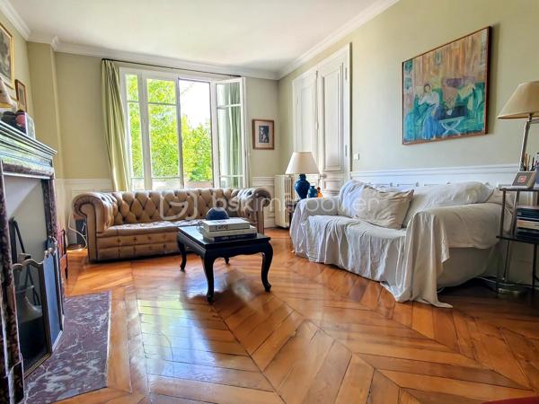 Fontainebleau - Avon : 5 minutes à pied de la gare, en lisière de la forêt, jardin clos, demeure bourgeoise fin XIXe siècle.

. Cette magnifique maison de 246 m² bâtie sur 3 niveaux offre environ 154 m² de pièces habitables en RDC et à l’étage, complété d'une orangeraie de 24m2 en rez-de-jardin et 68m2 de débarras, buanderie, cave et chaufferie.
A cela s'ajoute un garage fermé de 21m² pouvant accueillir une voiture, y ranger les vélos, y créer son atelier de bricolage …
Construite sur une parcelle de presque 600 m², la maison est ouverte d'une part sur une cour permettant l’accès direct à la forêt et d’autre part sur un jardin clos orienté Sud.

. Le RdC de la maison est accessible via un perron qui s’ouvre sur le vestibule desservant la cuisine, les pièces de vie et l’escalier menant à l'étage.
Le salon de 23m², la salle à manger et un bureau attenant sont orientés vers le jardin, conférant une atmosphère privilégiée d’espace et de nature. L’accès au jardin se fait via une terrasse et son escalier en pierre.
. A l’étage, le palier dessert 3 grandes chambres, une salle de douche et des toilettes séparées : La chambre parentale (24m²) est traversante, elle bénéficie de 2 balcons, côté jardin et côté forêt et possède un cabinet de toilette. Les 2 autres chambres d'environ 15m² donnent sur le jardin et l’une d’entre elle bénéficie d’une salle de bains.

. Côté jardin, la façade en pierre de taille claire, ornée de moulures et corniches, confère à cette propriété un caractère architectural exceptionnel. L’orangeraie s’ouvre sur le jardin par 3 grandes baies vitrées donnant une élégance certaine à l’ensemble. Cette orangeraie pourra être aménagée en jardin d’été, atelier, bureau ou même accessible à une activité libérale.

. La cour pavée peut héberger jusqu’à 3 voitures en complément du garage fermé.
. L’emplacement idéal de cette demeure permet des balades en forêt en sortant directement par la cour, ainsi qu’un passage permettant d’accéder en moins de 5 minutes à pied à la gare de Fontainebleau-Avon qui relie Paris Gare de Lyon en 45’ (plus de 40 trains par jour).

Cette villa est une opportunité unique à Fontainebleau. Contactez-moi vite pour une visite et laissez-vous séduire par son charme intemporel.