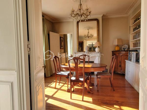 Fontainebleau - Avon : 5 minutes à pied de la gare, en lisière de la forêt, jardin clos, demeure bourgeoise fin XIXe siècle.

. Cette magnifique maison de 246 m² bâtie sur 3 niveaux offre environ 154 m² de pièces habitables en RDC et à l’étage, complété d'une orangeraie de 24m2 en rez-de-jardin et 68m2 de débarras, buanderie, cave et chaufferie.
A cela s'ajoute un garage fermé de 21m² pouvant accueillir une voiture, y ranger les vélos, y créer son atelier de bricolage …
Construite sur une parcelle de presque 600 m², la maison est ouverte d'une part sur une cour permettant l’accès direct à la forêt et d’autre part sur un jardin clos orienté Sud.

. Le RdC de la maison est accessible via un perron qui s’ouvre sur le vestibule desservant la cuisine, les pièces de vie et l’escalier menant à l'étage.
Le salon de 23m², la salle à manger et un bureau attenant sont orientés vers le jardin, conférant une atmosphère privilégiée d’espace et de nature. L’accès au jardin se fait via une terrasse et son escalier en pierre.
. A l’étage, le palier dessert 3 grandes chambres, une salle de douche et des toilettes séparées : La chambre parentale (24m²) est traversante, elle bénéficie de 2 balcons, côté jardin et côté forêt et possède un cabinet de toilette. Les 2 autres chambres d'environ 15m² donnent sur le jardin et l’une d’entre elle bénéficie d’une salle de bains.

. Côté jardin, la façade en pierre de taille claire, ornée de moulures et corniches, confère à cette propriété un caractère architectural exceptionnel. L’orangeraie s’ouvre sur le jardin par 3 grandes baies vitrées donnant une élégance certaine à l’ensemble. Cette orangeraie pourra être aménagée en jardin d’été, atelier, bureau ou même accessible à une activité libérale.

. La cour pavée peut héberger jusqu’à 3 voitures en complément du garage fermé.
. L’emplacement idéal de cette demeure permet des balades en forêt en sortant directement par la cour, ainsi qu’un passage permettant d’accéder en moins de 5 minutes à pied à la gare de Fontainebleau-Avon qui relie Paris Gare de Lyon en 45’ (plus de 40 trains par jour).

Cette villa est une opportunité unique à Fontainebleau. Contactez-moi vite pour une visite et laissez-vous séduire par son charme intemporel.
