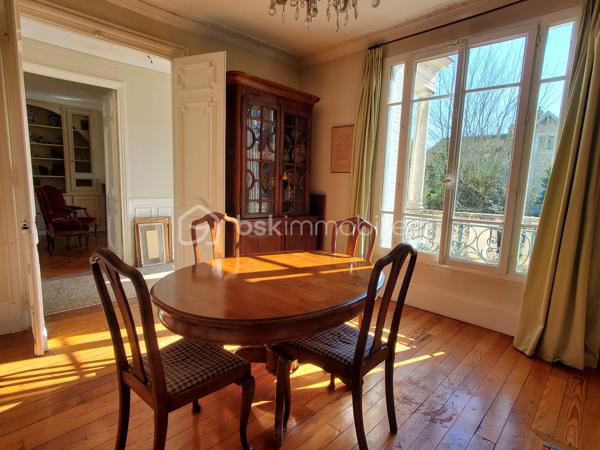 Fontainebleau - Avon : 5 minutes à pied de la gare, en lisière de la forêt, jardin clos, demeure bourgeoise fin XIXe siècle.

. Cette magnifique maison de 246 m² bâtie sur 3 niveaux offre environ 154 m² de pièces habitables en RDC et à l’étage, complété d'une orangeraie de 24m2 en rez-de-jardin et 68m2 de débarras, buanderie, cave et chaufferie.
A cela s'ajoute un garage fermé de 21m² pouvant accueillir une voiture, y ranger les vélos, y créer son atelier de bricolage …
Construite sur une parcelle de presque 600 m², la maison est ouverte d'une part sur une cour permettant l’accès direct à la forêt et d’autre part sur un jardin clos orienté Sud.

. Le RdC de la maison est accessible via un perron qui s’ouvre sur le vestibule desservant la cuisine, les pièces de vie et l’escalier menant à l'étage.
Le salon de 23m², la salle à manger et un bureau attenant sont orientés vers le jardin, conférant une atmosphère privilégiée d’espace et de nature. L’accès au jardin se fait via une terrasse et son escalier en pierre.
. A l’étage, le palier dessert 3 grandes chambres, une salle de douche et des toilettes séparées : La chambre parentale (24m²) est traversante, elle bénéficie de 2 balcons, côté jardin et côté forêt et possède un cabinet de toilette. Les 2 autres chambres d'environ 15m² donnent sur le jardin et l’une d’entre elle bénéficie d’une salle de bains.

. Côté jardin, la façade en pierre de taille claire, ornée de moulures et corniches, confère à cette propriété un caractère architectural exceptionnel. L’orangeraie s’ouvre sur le jardin par 3 grandes baies vitrées donnant une élégance certaine à l’ensemble. Cette orangeraie pourra être aménagée en jardin d’été, atelier, bureau ou même accessible à une activité libérale.

. La cour pavée peut héberger jusqu’à 3 voitures en complément du garage fermé.
. L’emplacement idéal de cette demeure permet des balades en forêt en sortant directement par la cour, ainsi qu’un passage permettant d’accéder en moins de 5 minutes à pied à la gare de Fontainebleau-Avon qui relie Paris Gare de Lyon en 45’ (plus de 40 trains par jour).

Cette villa est une opportunité unique à Fontainebleau. Contactez-moi vite pour une visite et laissez-vous séduire par son charme intemporel.