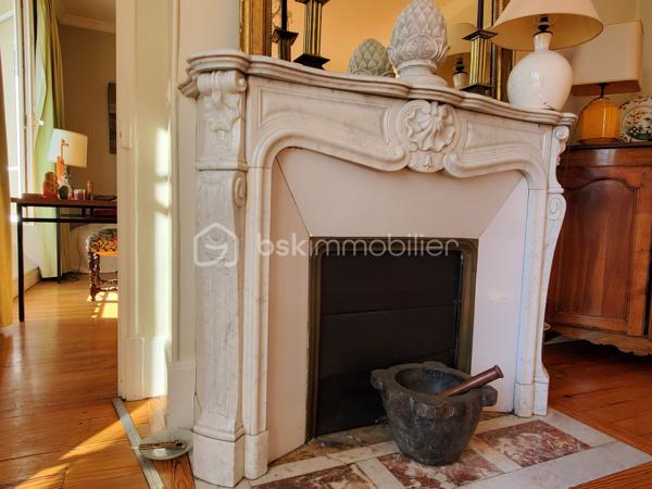 Fontainebleau - Avon : 5 minutes à pied de la gare, en lisière de la forêt, jardin clos, demeure bourgeoise fin XIXe siècle.

. Cette magnifique maison de 246 m² bâtie sur 3 niveaux offre environ 154 m² de pièces habitables en RDC et à l’étage, complété d'une orangeraie de 24m2 en rez-de-jardin et 68m2 de débarras, buanderie, cave et chaufferie.
A cela s'ajoute un garage fermé de 21m² pouvant accueillir une voiture, y ranger les vélos, y créer son atelier de bricolage …
Construite sur une parcelle de presque 600 m², la maison est ouverte d'une part sur une cour permettant l’accès direct à la forêt et d’autre part sur un jardin clos orienté Sud.

. Le RdC de la maison est accessible via un perron qui s’ouvre sur le vestibule desservant la cuisine, les pièces de vie et l’escalier menant à l'étage.
Le salon de 23m², la salle à manger et un bureau attenant sont orientés vers le jardin, conférant une atmosphère privilégiée d’espace et de nature. L’accès au jardin se fait via une terrasse et son escalier en pierre.
. A l’étage, le palier dessert 3 grandes chambres, une salle de douche et des toilettes séparées : La chambre parentale (24m²) est traversante, elle bénéficie de 2 balcons, côté jardin et côté forêt et possède un cabinet de toilette. Les 2 autres chambres d'environ 15m² donnent sur le jardin et l’une d’entre elle bénéficie d’une salle de bains.

. Côté jardin, la façade en pierre de taille claire, ornée de moulures et corniches, confère à cette propriété un caractère architectural exceptionnel. L’orangeraie s’ouvre sur le jardin par 3 grandes baies vitrées donnant une élégance certaine à l’ensemble. Cette orangeraie pourra être aménagée en jardin d’été, atelier, bureau ou même accessible à une activité libérale.

. La cour pavée peut héberger jusqu’à 3 voitures en complément du garage fermé.
. L’emplacement idéal de cette demeure permet des balades en forêt en sortant directement par la cour, ainsi qu’un passage permettant d’accéder en moins de 5 minutes à pied à la gare de Fontainebleau-Avon qui relie Paris Gare de Lyon en 45’ (plus de 40 trains par jour).

Cette villa est une opportunité unique à Fontainebleau. Contactez-moi vite pour une visite et laissez-vous séduire par son charme intemporel.