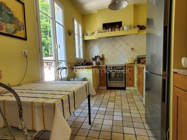 Fontainebleau - Avon : 5 minutes à pied de la gare, en lisière de la forêt, jardin clos, demeure bourgeoise fin XIXe siècle.

. Cette magnifique maison de 246 m² bâtie sur 3 niveaux offre environ 154 m² de pièces habitables en RDC et à l’étage, complété d'une orangeraie de 24m2 en rez-de-jardin et 68m2 de débarras, buanderie, cave et chaufferie.
A cela s'ajoute un garage fermé de 21m² pouvant accueillir une voiture, y ranger les vélos, y créer son atelier de bricolage …
Construite sur une parcelle de presque 600 m², la maison est ouverte d'une part sur une cour permettant l’accès direct à la forêt et d’autre part sur un jardin clos orienté Sud.

. Le RdC de la maison est accessible via un perron qui s’ouvre sur le vestibule desservant la cuisine, les pièces de vie et l’escalier menant à l'étage.
Le salon de 23m², la salle à manger et un bureau attenant sont orientés vers le jardin, conférant une atmosphère privilégiée d’espace et de nature. L’accès au jardin se fait via une terrasse et son escalier en pierre.
. A l’étage, le palier dessert 3 grandes chambres, une salle de douche et des toilettes séparées : La chambre parentale (24m²) est traversante, elle bénéficie de 2 balcons, côté jardin et côté forêt et possède un cabinet de toilette. Les 2 autres chambres d'environ 15m² donnent sur le jardin et l’une d’entre elle bénéficie d’une salle de bains.

. Côté jardin, la façade en pierre de taille claire, ornée de moulures et corniches, confère à cette propriété un caractère architectural exceptionnel. L’orangeraie s’ouvre sur le jardin par 3 grandes baies vitrées donnant une élégance certaine à l’ensemble. Cette orangeraie pourra être aménagée en jardin d’été, atelier, bureau ou même accessible à une activité libérale.

. La cour pavée peut héberger jusqu’à 3 voitures en complément du garage fermé.
. L’emplacement idéal de cette demeure permet des balades en forêt en sortant directement par la cour, ainsi qu’un passage permettant d’accéder en moins de 5 minutes à pied à la gare de Fontainebleau-Avon qui relie Paris Gare de Lyon en 45’ (plus de 40 trains par jour).

Cette villa est une opportunité unique à Fontainebleau. Contactez-moi vite pour une visite et laissez-vous séduire par son charme intemporel.