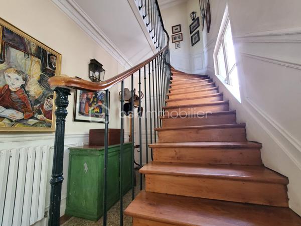 Fontainebleau - Avon : 5 minutes à pied de la gare, en lisière de la forêt, jardin clos, demeure bourgeoise fin XIXe siècle.

. Cette magnifique maison de 246 m² bâtie sur 3 niveaux offre environ 154 m² de pièces habitables en RDC et à l’étage, complété d'une orangeraie de 24m2 en rez-de-jardin et 68m2 de débarras, buanderie, cave et chaufferie.
A cela s'ajoute un garage fermé de 21m² pouvant accueillir une voiture, y ranger les vélos, y créer son atelier de bricolage …
Construite sur une parcelle de presque 600 m², la maison est ouverte d'une part sur une cour permettant l’accès direct à la forêt et d’autre part sur un jardin clos orienté Sud.

. Le RdC de la maison est accessible via un perron qui s’ouvre sur le vestibule desservant la cuisine, les pièces de vie et l’escalier menant à l'étage.
Le salon de 23m², la salle à manger et un bureau attenant sont orientés vers le jardin, conférant une atmosphère privilégiée d’espace et de nature. L’accès au jardin se fait via une terrasse et son escalier en pierre.
. A l’étage, le palier dessert 3 grandes chambres, une salle de douche et des toilettes séparées : La chambre parentale (24m²) est traversante, elle bénéficie de 2 balcons, côté jardin et côté forêt et possède un cabinet de toilette. Les 2 autres chambres d'environ 15m² donnent sur le jardin et l’une d’entre elle bénéficie d’une salle de bains.

. Côté jardin, la façade en pierre de taille claire, ornée de moulures et corniches, confère à cette propriété un caractère architectural exceptionnel. L’orangeraie s’ouvre sur le jardin par 3 grandes baies vitrées donnant une élégance certaine à l’ensemble. Cette orangeraie pourra être aménagée en jardin d’été, atelier, bureau ou même accessible à une activité libérale.

. La cour pavée peut héberger jusqu’à 3 voitures en complément du garage fermé.
. L’emplacement idéal de cette demeure permet des balades en forêt en sortant directement par la cour, ainsi qu’un passage permettant d’accéder en moins de 5 minutes à pied à la gare de Fontainebleau-Avon qui relie Paris Gare de Lyon en 45’ (plus de 40 trains par jour).

Cette villa est une opportunité unique à Fontainebleau. Contactez-moi vite pour une visite et laissez-vous séduire par son charme intemporel.