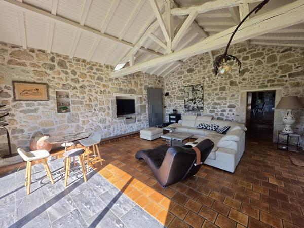 Propriété en pierre rénovée avec piscine, dépendances, bois et étang – Entre Agen et Nérac