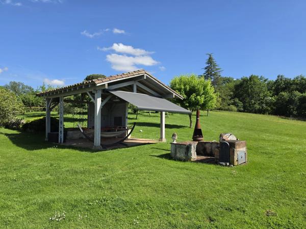 Propriété en pierre rénovée avec piscine, dépendances, bois et étang – Entre Agen et Nérac