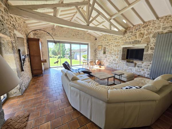 Propriété en pierre rénovée avec piscine, dépendances, bois et étang – Entre Agen et Nérac