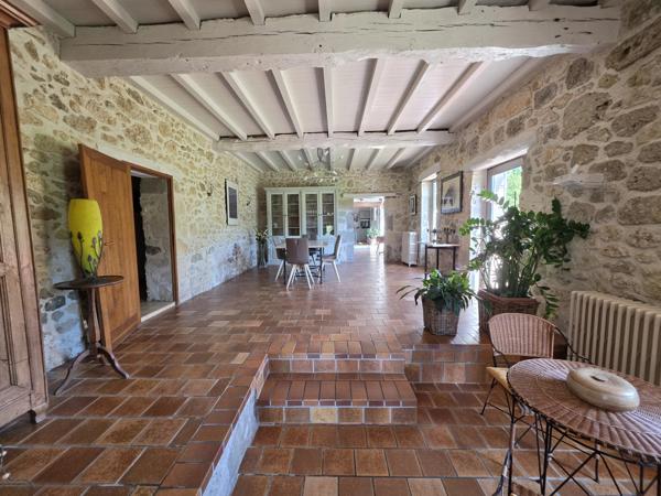 Propriété en pierre rénovée avec piscine, dépendances, bois et étang – Entre Agen et Nérac