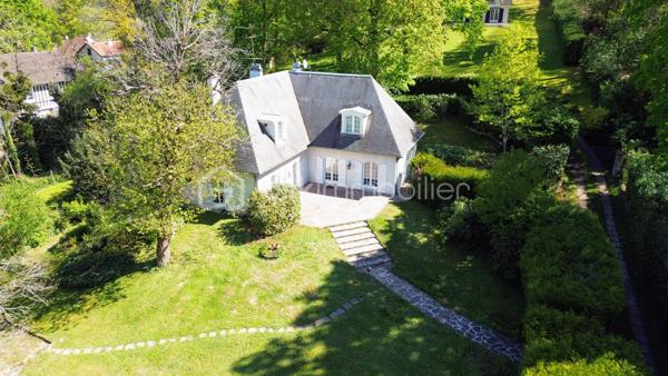 Maison familiale (175 m² env.) 4 / 5 ch av 2 terrasses fleuries de camélia ds un environnement boisé. Ce bien immobilier possède de sérieux atouts : vastes espaces, volumes et hauteur ss plafond, sols de qualité parquet versaillais, toiture ardoises, baignoire balnéo, chaudière à condensation, cheminée ouverte pour un moment de convivialité et de confort garanti. Il se compose : d'une entrée av dégagement, double séjour / salon (37 m² env) av cheminée ancienne, cuisine (14 m²) équipée italienne Bologne aménagée av plan et ilot en pierre de marbre, salle à manger, un toilette ind. + lave-mains, une suite parentale av salle de bains balnéo et douche.

A l'étage, sol en chêne massif, 3 chambres dont une av sol en frêne, dressing et lingerie (esp. bureau ou ch d'appoint), wc ind, salle de bains et douche refaite à neuf. Sous-sol compartimenté carrelé (100 m²), espace buanderie, atelier, double garage, espace rangement, cave à vins.

Les + : jardin harmonieux clos et engazonnée / parcelle de 1.886 m2 comprenant abri de jardin, aire d'accueil et de stationnement indépendante, chatière sur porte, tracteur tondeuse, adoucisseur. Accès au garage privatif.
Les ++ : possibilité d'extension, agrandissement, piscinable ou de réaliser une division de la maison et création de 2 lots parcellaires !
Les +++ : double accès / entrée portail et garage
Les ++++ : possibilité de faire une division !

Ce bien immobilier est à proximité du centre village dynamique (commerces et services, artisans etc.) à Jouars-Pontchartrain et également des centres commerciaux localisés à Maurepas Pariwest, Grand Plaisir et Parly 2, proche Versailles et Paris via la N12 ou la gare ligne N Paris-Montparnasse (35mn).

Rare, cette qualité ravira des personnalités, chefs d'entreprise désireux de préserver leur intimité au sein d'une belle demeure sans vis-à-vis. 

A votre dispo pour vous conseiller et vous accompagner dans l'élaboration de votre projet de vie !
Willy BOYÉ - 07 87 37 75 87

Action !