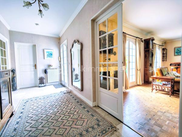 Maison familiale (175 m² env.) 4 / 5 ch av 2 terrasses fleuries de camélia ds un environnement boisé. Ce bien immobilier possède de sérieux atouts : vastes espaces, volumes et hauteur ss plafond, sols de qualité parquet versaillais, toiture ardoises, baignoire balnéo, chaudière à condensation, cheminée ouverte pour un moment de convivialité et de confort garanti. Il se compose : d'une entrée av dégagement, double séjour / salon (37 m² env) av cheminée ancienne, cuisine (14 m²) équipée italienne Bologne aménagée av plan et ilot en pierre de marbre, salle à manger, un toilette ind. + lave-mains, une suite parentale av salle de bains balnéo et douche.

A l'étage, sol en chêne massif, 3 chambres dont une av sol en frêne, dressing et lingerie (esp. bureau ou ch d'appoint), wc ind, salle de bains et douche refaite à neuf. Sous-sol compartimenté carrelé (100 m²), espace buanderie, atelier, double garage, espace rangement, cave à vins.

Les + : jardin harmonieux clos et engazonnée / parcelle de 1.886 m2 comprenant abri de jardin, aire d'accueil et de stationnement indépendante, chatière sur porte, tracteur tondeuse, adoucisseur. Accès au garage privatif.
Les ++ : possibilité d'extension, agrandissement, piscinable ou de réaliser une division de la maison et création de 2 lots parcellaires !
Les +++ : double accès / entrée portail et garage
Les ++++ : possibilité de faire une division !

Ce bien immobilier est à proximité du centre village dynamique (commerces et services, artisans etc.) à Jouars-Pontchartrain et également des centres commerciaux localisés à Maurepas Pariwest, Grand Plaisir et Parly 2, proche Versailles et Paris via la N12 ou la gare ligne N Paris-Montparnasse (35mn).

Rare, cette qualité ravira des personnalités, chefs d'entreprise désireux de préserver leur intimité au sein d'une belle demeure sans vis-à-vis. 

A votre dispo pour vous conseiller et vous accompagner dans l'élaboration de votre projet de vie !
Willy BOYÉ - 07 87 37 75 87

Action !
