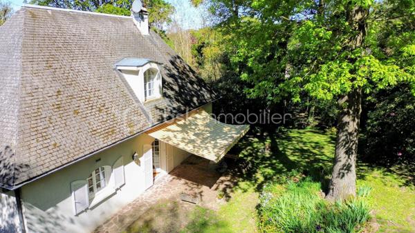 Maison familiale (175 m² env.) 4 / 5 ch av 2 terrasses fleuries de camélia ds un environnement boisé. Ce bien immobilier possède de sérieux atouts : vastes espaces, volumes et hauteur ss plafond, sols de qualité parquet versaillais, toiture ardoises, baignoire balnéo, chaudière à condensation, cheminée ouverte pour un moment de convivialité et de confort garanti. Il se compose : d'une entrée av dégagement, double séjour / salon (37 m² env) av cheminée ancienne, cuisine (14 m²) équipée italienne Bologne aménagée av plan et ilot en pierre de marbre, salle à manger, un toilette ind. + lave-mains, une suite parentale av salle de bains balnéo et douche.

A l'étage, sol en chêne massif, 3 chambres dont une av sol en frêne, dressing et lingerie (esp. bureau ou ch d'appoint), wc ind, salle de bains et douche refaite à neuf. Sous-sol compartimenté carrelé (100 m²), espace buanderie, atelier, double garage, espace rangement, cave à vins.

Les + : jardin harmonieux clos et engazonnée / parcelle de 1.886 m2 comprenant abri de jardin, aire d'accueil et de stationnement indépendante, chatière sur porte, tracteur tondeuse, adoucisseur. Accès au garage privatif.
Les ++ : possibilité d'extension, agrandissement, piscinable ou de réaliser une division de la maison et création de 2 lots parcellaires !
Les +++ : double accès / entrée portail et garage
Les ++++ : possibilité de faire une division !

Ce bien immobilier est à proximité du centre village dynamique (commerces et services, artisans etc.) à Jouars-Pontchartrain et également des centres commerciaux localisés à Maurepas Pariwest, Grand Plaisir et Parly 2, proche Versailles et Paris via la N12 ou la gare ligne N Paris-Montparnasse (35mn).

Rare, cette qualité ravira des personnalités, chefs d'entreprise désireux de préserver leur intimité au sein d'une belle demeure sans vis-à-vis. 

A votre dispo pour vous conseiller et vous accompagner dans l'élaboration de votre projet de vie !
Willy BOYÉ - 07 87 37 75 87

Action !