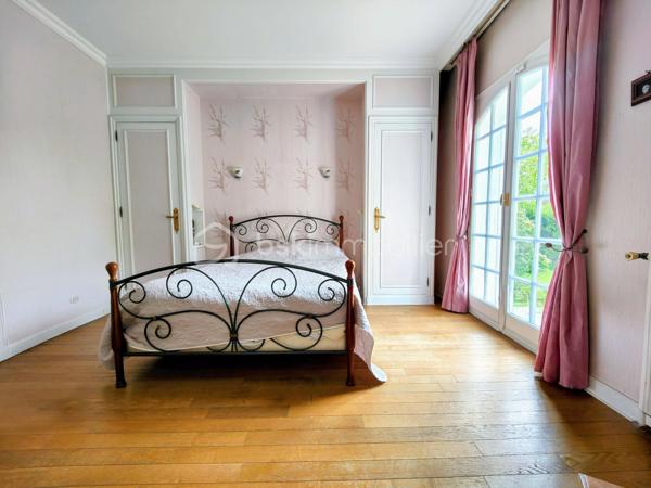 Maison familiale (175 m² env.) 4 / 5 ch av 2 terrasses fleuries de camélia ds un environnement boisé. Ce bien immobilier possède de sérieux atouts : vastes espaces, volumes et hauteur ss plafond, sols de qualité parquet versaillais, toiture ardoises, baignoire balnéo, chaudière à condensation, cheminée ouverte pour un moment de convivialité et de confort garanti. Il se compose : d'une entrée av dégagement, double séjour / salon (37 m² env) av cheminée ancienne, cuisine (14 m²) équipée italienne Bologne aménagée av plan et ilot en pierre de marbre, salle à manger, un toilette ind. + lave-mains, une suite parentale av salle de bains balnéo et douche.

A l'étage, sol en chêne massif, 3 chambres dont une av sol en frêne, dressing et lingerie (esp. bureau ou ch d'appoint), wc ind, salle de bains et douche refaite à neuf. Sous-sol compartimenté carrelé (100 m²), espace buanderie, atelier, double garage, espace rangement, cave à vins.

Les + : jardin harmonieux clos et engazonnée / parcelle de 1.886 m2 comprenant abri de jardin, aire d'accueil et de stationnement indépendante, chatière sur porte, tracteur tondeuse, adoucisseur. Accès au garage privatif.
Les ++ : possibilité d'extension, agrandissement, piscinable ou de réaliser une division de la maison et création de 2 lots parcellaires !
Les +++ : double accès / entrée portail et garage
Les ++++ : possibilité de faire une division !

Ce bien immobilier est à proximité du centre village dynamique (commerces et services, artisans etc.) à Jouars-Pontchartrain et également des centres commerciaux localisés à Maurepas Pariwest, Grand Plaisir et Parly 2, proche Versailles et Paris via la N12 ou la gare ligne N Paris-Montparnasse (35mn).

Rare, cette qualité ravira des personnalités, chefs d'entreprise désireux de préserver leur intimité au sein d'une belle demeure sans vis-à-vis. 

A votre dispo pour vous conseiller et vous accompagner dans l'élaboration de votre projet de vie !
Willy BOYÉ - 07 87 37 75 87

Action !