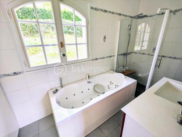 Maison familiale (175 m² env.) 4 / 5 ch av 2 terrasses fleuries de camélia ds un environnement boisé. Ce bien immobilier possède de sérieux atouts : vastes espaces, volumes et hauteur ss plafond, sols de qualité parquet versaillais, toiture ardoises, baignoire balnéo, chaudière à condensation, cheminée ouverte pour un moment de convivialité et de confort garanti. Il se compose : d'une entrée av dégagement, double séjour / salon (37 m² env) av cheminée ancienne, cuisine (14 m²) équipée italienne Bologne aménagée av plan et ilot en pierre de marbre, salle à manger, un toilette ind. + lave-mains, une suite parentale av salle de bains balnéo et douche.

A l'étage, sol en chêne massif, 3 chambres dont une av sol en frêne, dressing et lingerie (esp. bureau ou ch d'appoint), wc ind, salle de bains et douche refaite à neuf. Sous-sol compartimenté carrelé (100 m²), espace buanderie, atelier, double garage, espace rangement, cave à vins.

Les + : jardin harmonieux clos et engazonnée / parcelle de 1.886 m2 comprenant abri de jardin, aire d'accueil et de stationnement indépendante, chatière sur porte, tracteur tondeuse, adoucisseur. Accès au garage privatif.
Les ++ : possibilité d'extension, agrandissement, piscinable ou de réaliser une division de la maison et création de 2 lots parcellaires !
Les +++ : double accès / entrée portail et garage
Les ++++ : possibilité de faire une division !

Ce bien immobilier est à proximité du centre village dynamique (commerces et services, artisans etc.) à Jouars-Pontchartrain et également des centres commerciaux localisés à Maurepas Pariwest, Grand Plaisir et Parly 2, proche Versailles et Paris via la N12 ou la gare ligne N Paris-Montparnasse (35mn).

Rare, cette qualité ravira des personnalités, chefs d'entreprise désireux de préserver leur intimité au sein d'une belle demeure sans vis-à-vis. 

A votre dispo pour vous conseiller et vous accompagner dans l'élaboration de votre projet de vie !
Willy BOYÉ - 07 87 37 75 87

Action !