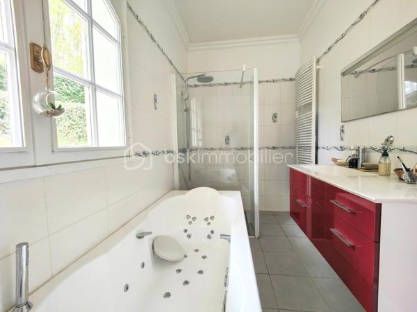 Maison familiale (175 m² env.) 4 / 5 ch av 2 terrasses fleuries de camélia ds un environnement boisé. Ce bien immobilier possède de sérieux atouts : vastes espaces, volumes et hauteur ss plafond, sols de qualité parquet versaillais, toiture ardoises, baignoire balnéo, chaudière à condensation, cheminée ouverte pour un moment de convivialité et de confort garanti. Il se compose : d'une entrée av dégagement, double séjour / salon (37 m² env) av cheminée ancienne, cuisine (14 m²) équipée italienne Bologne aménagée av plan et ilot en pierre de marbre, salle à manger, un toilette ind. + lave-mains, une suite parentale av salle de bains balnéo et douche.

A l'étage, sol en chêne massif, 3 chambres dont une av sol en frêne, dressing et lingerie (esp. bureau ou ch d'appoint), wc ind, salle de bains et douche refaite à neuf. Sous-sol compartimenté carrelé (100 m²), espace buanderie, atelier, double garage, espace rangement, cave à vins.

Les + : jardin harmonieux clos et engazonnée / parcelle de 1.886 m2 comprenant abri de jardin, aire d'accueil et de stationnement indépendante, chatière sur porte, tracteur tondeuse, adoucisseur. Accès au garage privatif.
Les ++ : possibilité d'extension, agrandissement, piscinable ou de réaliser une division de la maison et création de 2 lots parcellaires !
Les +++ : double accès / entrée portail et garage
Les ++++ : possibilité de faire une division !

Ce bien immobilier est à proximité du centre village dynamique (commerces et services, artisans etc.) à Jouars-Pontchartrain et également des centres commerciaux localisés à Maurepas Pariwest, Grand Plaisir et Parly 2, proche Versailles et Paris via la N12 ou la gare ligne N Paris-Montparnasse (35mn).

Rare, cette qualité ravira des personnalités, chefs d'entreprise désireux de préserver leur intimité au sein d'une belle demeure sans vis-à-vis. 

A votre dispo pour vous conseiller et vous accompagner dans l'élaboration de votre projet de vie !
Willy BOYÉ - 07 87 37 75 87

Action !