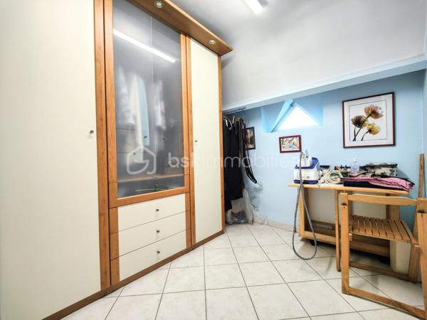 Maison familiale (175 m² env.) 4 / 5 ch av 2 terrasses fleuries de camélia ds un environnement boisé. Ce bien immobilier possède de sérieux atouts : vastes espaces, volumes et hauteur ss plafond, sols de qualité parquet versaillais, toiture ardoises, baignoire balnéo, chaudière à condensation, cheminée ouverte pour un moment de convivialité et de confort garanti. Il se compose : d'une entrée av dégagement, double séjour / salon (37 m² env) av cheminée ancienne, cuisine (14 m²) équipée italienne Bologne aménagée av plan et ilot en pierre de marbre, salle à manger, un toilette ind. + lave-mains, une suite parentale av salle de bains balnéo et douche.

A l'étage, sol en chêne massif, 3 chambres dont une av sol en frêne, dressing et lingerie (esp. bureau ou ch d'appoint), wc ind, salle de bains et douche refaite à neuf. Sous-sol compartimenté carrelé (100 m²), espace buanderie, atelier, double garage, espace rangement, cave à vins.

Les + : jardin harmonieux clos et engazonnée / parcelle de 1.886 m2 comprenant abri de jardin, aire d'accueil et de stationnement indépendante, chatière sur porte, tracteur tondeuse, adoucisseur. Accès au garage privatif.
Les ++ : possibilité d'extension, agrandissement, piscinable ou de réaliser une division de la maison et création de 2 lots parcellaires !
Les +++ : double accès / entrée portail et garage
Les ++++ : possibilité de faire une division !

Ce bien immobilier est à proximité du centre village dynamique (commerces et services, artisans etc.) à Jouars-Pontchartrain et également des centres commerciaux localisés à Maurepas Pariwest, Grand Plaisir et Parly 2, proche Versailles et Paris via la N12 ou la gare ligne N Paris-Montparnasse (35mn).

Rare, cette qualité ravira des personnalités, chefs d'entreprise désireux de préserver leur intimité au sein d'une belle demeure sans vis-à-vis. 

A votre dispo pour vous conseiller et vous accompagner dans l'élaboration de votre projet de vie !
Willy BOYÉ - 07 87 37 75 87

Action !