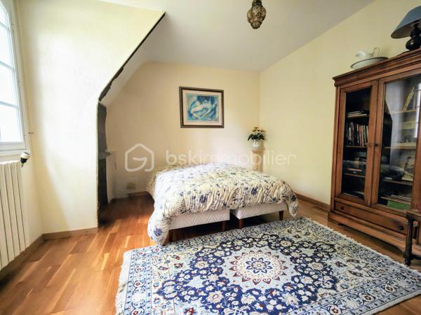 Maison familiale (175 m² env.) 4 / 5 ch av 2 terrasses fleuries de camélia ds un environnement boisé. Ce bien immobilier possède de sérieux atouts : vastes espaces, volumes et hauteur ss plafond, sols de qualité parquet versaillais, toiture ardoises, baignoire balnéo, chaudière à condensation, cheminée ouverte pour un moment de convivialité et de confort garanti. Il se compose : d'une entrée av dégagement, double séjour / salon (37 m² env) av cheminée ancienne, cuisine (14 m²) équipée italienne Bologne aménagée av plan et ilot en pierre de marbre, salle à manger, un toilette ind. + lave-mains, une suite parentale av salle de bains balnéo et douche.

A l'étage, sol en chêne massif, 3 chambres dont une av sol en frêne, dressing et lingerie (esp. bureau ou ch d'appoint), wc ind, salle de bains et douche refaite à neuf. Sous-sol compartimenté carrelé (100 m²), espace buanderie, atelier, double garage, espace rangement, cave à vins.

Les + : jardin harmonieux clos et engazonnée / parcelle de 1.886 m2 comprenant abri de jardin, aire d'accueil et de stationnement indépendante, chatière sur porte, tracteur tondeuse, adoucisseur. Accès au garage privatif.
Les ++ : possibilité d'extension, agrandissement, piscinable ou de réaliser une division de la maison et création de 2 lots parcellaires !
Les +++ : double accès / entrée portail et garage
Les ++++ : possibilité de faire une division !

Ce bien immobilier est à proximité du centre village dynamique (commerces et services, artisans etc.) à Jouars-Pontchartrain et également des centres commerciaux localisés à Maurepas Pariwest, Grand Plaisir et Parly 2, proche Versailles et Paris via la N12 ou la gare ligne N Paris-Montparnasse (35mn).

Rare, cette qualité ravira des personnalités, chefs d'entreprise désireux de préserver leur intimité au sein d'une belle demeure sans vis-à-vis. 

A votre dispo pour vous conseiller et vous accompagner dans l'élaboration de votre projet de vie !
Willy BOYÉ - 07 87 37 75 87

Action !