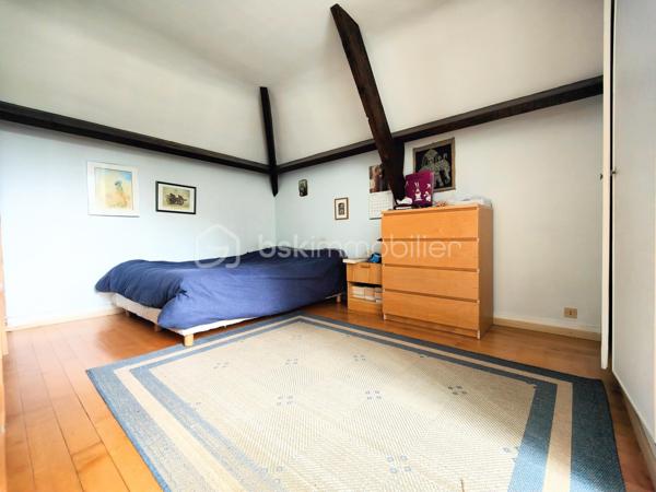 Maison familiale (175 m² env.) 4 / 5 ch av 2 terrasses fleuries de camélia ds un environnement boisé. Ce bien immobilier possède de sérieux atouts : vastes espaces, volumes et hauteur ss plafond, sols de qualité parquet versaillais, toiture ardoises, baignoire balnéo, chaudière à condensation, cheminée ouverte pour un moment de convivialité et de confort garanti. Il se compose : d'une entrée av dégagement, double séjour / salon (37 m² env) av cheminée ancienne, cuisine (14 m²) équipée italienne Bologne aménagée av plan et ilot en pierre de marbre, salle à manger, un toilette ind. + lave-mains, une suite parentale av salle de bains balnéo et douche.

A l'étage, sol en chêne massif, 3 chambres dont une av sol en frêne, dressing et lingerie (esp. bureau ou ch d'appoint), wc ind, salle de bains et douche refaite à neuf. Sous-sol compartimenté carrelé (100 m²), espace buanderie, atelier, double garage, espace rangement, cave à vins.

Les + : jardin harmonieux clos et engazonnée / parcelle de 1.886 m2 comprenant abri de jardin, aire d'accueil et de stationnement indépendante, chatière sur porte, tracteur tondeuse, adoucisseur. Accès au garage privatif.
Les ++ : possibilité d'extension, agrandissement, piscinable ou de réaliser une division de la maison et création de 2 lots parcellaires !
Les +++ : double accès / entrée portail et garage
Les ++++ : possibilité de faire une division !

Ce bien immobilier est à proximité du centre village dynamique (commerces et services, artisans etc.) à Jouars-Pontchartrain et également des centres commerciaux localisés à Maurepas Pariwest, Grand Plaisir et Parly 2, proche Versailles et Paris via la N12 ou la gare ligne N Paris-Montparnasse (35mn).

Rare, cette qualité ravira des personnalités, chefs d'entreprise désireux de préserver leur intimité au sein d'une belle demeure sans vis-à-vis. 

A votre dispo pour vous conseiller et vous accompagner dans l'élaboration de votre projet de vie !
Willy BOYÉ - 07 87 37 75 87

Action !