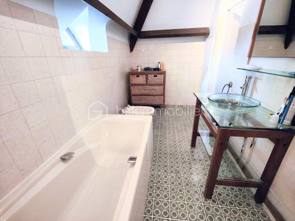 Maison familiale (175 m² env.) 4 / 5 ch av 2 terrasses fleuries de camélia ds un environnement boisé. Ce bien immobilier possède de sérieux atouts : vastes espaces, volumes et hauteur ss plafond, sols de qualité parquet versaillais, toiture ardoises, baignoire balnéo, chaudière à condensation, cheminée ouverte pour un moment de convivialité et de confort garanti. Il se compose : d'une entrée av dégagement, double séjour / salon (37 m² env) av cheminée ancienne, cuisine (14 m²) équipée italienne Bologne aménagée av plan et ilot en pierre de marbre, salle à manger, un toilette ind. + lave-mains, une suite parentale av salle de bains balnéo et douche.

A l'étage, sol en chêne massif, 3 chambres dont une av sol en frêne, dressing et lingerie (esp. bureau ou ch d'appoint), wc ind, salle de bains et douche refaite à neuf. Sous-sol compartimenté carrelé (100 m²), espace buanderie, atelier, double garage, espace rangement, cave à vins.

Les + : jardin harmonieux clos et engazonnée / parcelle de 1.886 m2 comprenant abri de jardin, aire d'accueil et de stationnement indépendante, chatière sur porte, tracteur tondeuse, adoucisseur. Accès au garage privatif.
Les ++ : possibilité d'extension, agrandissement, piscinable ou de réaliser une division de la maison et création de 2 lots parcellaires !
Les +++ : double accès / entrée portail et garage
Les ++++ : possibilité de faire une division !

Ce bien immobilier est à proximité du centre village dynamique (commerces et services, artisans etc.) à Jouars-Pontchartrain et également des centres commerciaux localisés à Maurepas Pariwest, Grand Plaisir et Parly 2, proche Versailles et Paris via la N12 ou la gare ligne N Paris-Montparnasse (35mn).

Rare, cette qualité ravira des personnalités, chefs d'entreprise désireux de préserver leur intimité au sein d'une belle demeure sans vis-à-vis. 

A votre dispo pour vous conseiller et vous accompagner dans l'élaboration de votre projet de vie !
Willy BOYÉ - 07 87 37 75 87

Action !