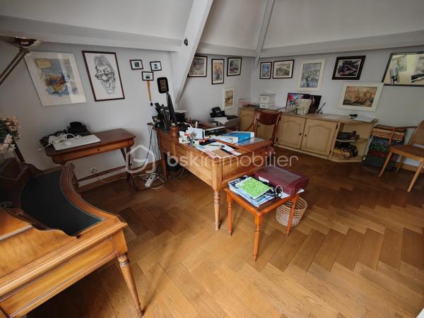 Maison familiale (175 m² env.) 4 / 5 ch av 2 terrasses fleuries de camélia ds un environnement boisé. Ce bien immobilier possède de sérieux atouts : vastes espaces, volumes et hauteur ss plafond, sols de qualité parquet versaillais, toiture ardoises, baignoire balnéo, chaudière à condensation, cheminée ouverte pour un moment de convivialité et de confort garanti. Il se compose : d'une entrée av dégagement, double séjour / salon (37 m² env) av cheminée ancienne, cuisine (14 m²) équipée italienne Bologne aménagée av plan et ilot en pierre de marbre, salle à manger, un toilette ind. + lave-mains, une suite parentale av salle de bains balnéo et douche.

A l'étage, sol en chêne massif, 3 chambres dont une av sol en frêne, dressing et lingerie (esp. bureau ou ch d'appoint), wc ind, salle de bains et douche refaite à neuf. Sous-sol compartimenté carrelé (100 m²), espace buanderie, atelier, double garage, espace rangement, cave à vins.

Les + : jardin harmonieux clos et engazonnée / parcelle de 1.886 m2 comprenant abri de jardin, aire d'accueil et de stationnement indépendante, chatière sur porte, tracteur tondeuse, adoucisseur. Accès au garage privatif.
Les ++ : possibilité d'extension, agrandissement, piscinable ou de réaliser une division de la maison et création de 2 lots parcellaires !
Les +++ : double accès / entrée portail et garage
Les ++++ : possibilité de faire une division !

Ce bien immobilier est à proximité du centre village dynamique (commerces et services, artisans etc.) à Jouars-Pontchartrain et également des centres commerciaux localisés à Maurepas Pariwest, Grand Plaisir et Parly 2, proche Versailles et Paris via la N12 ou la gare ligne N Paris-Montparnasse (35mn).

Rare, cette qualité ravira des personnalités, chefs d'entreprise désireux de préserver leur intimité au sein d'une belle demeure sans vis-à-vis. 

A votre dispo pour vous conseiller et vous accompagner dans l'élaboration de votre projet de vie !
Willy BOYÉ - 07 87 37 75 87

Action !