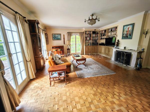 Maison familiale (175 m² env.) 4 / 5 ch av 2 terrasses fleuries de camélia ds un environnement boisé. Ce bien immobilier possède de sérieux atouts : vastes espaces, volumes et hauteur ss plafond, sols de qualité parquet versaillais, toiture ardoises, baignoire balnéo, chaudière à condensation, cheminée ouverte pour un moment de convivialité et de confort garanti. Il se compose : d'une entrée av dégagement, double séjour / salon (37 m² env) av cheminée ancienne, cuisine (14 m²) équipée italienne Bologne aménagée av plan et ilot en pierre de marbre, salle à manger, un toilette ind. + lave-mains, une suite parentale av salle de bains balnéo et douche.

A l'étage, sol en chêne massif, 3 chambres dont une av sol en frêne, dressing et lingerie (esp. bureau ou ch d'appoint), wc ind, salle de bains et douche refaite à neuf. Sous-sol compartimenté carrelé (100 m²), espace buanderie, atelier, double garage, espace rangement, cave à vins.

Les + : jardin harmonieux clos et engazonnée / parcelle de 1.886 m2 comprenant abri de jardin, aire d'accueil et de stationnement indépendante, chatière sur porte, tracteur tondeuse, adoucisseur. Accès au garage privatif.
Les ++ : possibilité d'extension, agrandissement, piscinable ou de réaliser une division de la maison et création de 2 lots parcellaires !
Les +++ : double accès / entrée portail et garage
Les ++++ : possibilité de faire une division !

Ce bien immobilier est à proximité du centre village dynamique (commerces et services, artisans etc.) à Jouars-Pontchartrain et également des centres commerciaux localisés à Maurepas Pariwest, Grand Plaisir et Parly 2, proche Versailles et Paris via la N12 ou la gare ligne N Paris-Montparnasse (35mn).

Rare, cette qualité ravira des personnalités, chefs d'entreprise désireux de préserver leur intimité au sein d'une belle demeure sans vis-à-vis. 

A votre dispo pour vous conseiller et vous accompagner dans l'élaboration de votre projet de vie !
Willy BOYÉ - 07 87 37 75 87

Action !