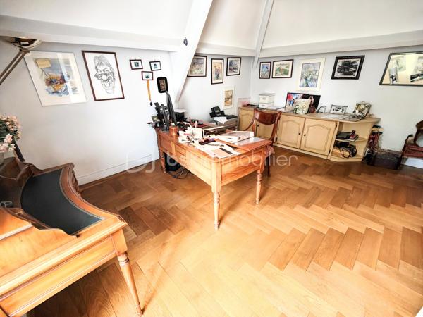 Maison familiale (175 m² env.) 4 / 5 ch av 2 terrasses fleuries de camélia ds un environnement boisé. Ce bien immobilier possède de sérieux atouts : vastes espaces, volumes et hauteur ss plafond, sols de qualité parquet versaillais, toiture ardoises, baignoire balnéo, chaudière à condensation, cheminée ouverte pour un moment de convivialité et de confort garanti. Il se compose : d'une entrée av dégagement, double séjour / salon (37 m² env) av cheminée ancienne, cuisine (14 m²) équipée italienne Bologne aménagée av plan et ilot en pierre de marbre, salle à manger, un toilette ind. + lave-mains, une suite parentale av salle de bains balnéo et douche.

A l'étage, sol en chêne massif, 3 chambres dont une av sol en frêne, dressing et lingerie (esp. bureau ou ch d'appoint), wc ind, salle de bains et douche refaite à neuf. Sous-sol compartimenté carrelé (100 m²), espace buanderie, atelier, double garage, espace rangement, cave à vins.

Les + : jardin harmonieux clos et engazonnée / parcelle de 1.886 m2 comprenant abri de jardin, aire d'accueil et de stationnement indépendante, chatière sur porte, tracteur tondeuse, adoucisseur. Accès au garage privatif.
Les ++ : possibilité d'extension, agrandissement, piscinable ou de réaliser une division de la maison et création de 2 lots parcellaires !
Les +++ : double accès / entrée portail et garage
Les ++++ : possibilité de faire une division !

Ce bien immobilier est à proximité du centre village dynamique (commerces et services, artisans etc.) à Jouars-Pontchartrain et également des centres commerciaux localisés à Maurepas Pariwest, Grand Plaisir et Parly 2, proche Versailles et Paris via la N12 ou la gare ligne N Paris-Montparnasse (35mn).

Rare, cette qualité ravira des personnalités, chefs d'entreprise désireux de préserver leur intimité au sein d'une belle demeure sans vis-à-vis. 

A votre dispo pour vous conseiller et vous accompagner dans l'élaboration de votre projet de vie !
Willy BOYÉ - 07 87 37 75 87

Action !