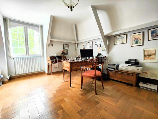 Maison familiale (175 m² env.) 4 / 5 ch av 2 terrasses fleuries de camélia ds un environnement boisé. Ce bien immobilier possède de sérieux atouts : vastes espaces, volumes et hauteur ss plafond, sols de qualité parquet versaillais, toiture ardoises, baignoire balnéo, chaudière à condensation, cheminée ouverte pour un moment de convivialité et de confort garanti. Il se compose : d'une entrée av dégagement, double séjour / salon (37 m² env) av cheminée ancienne, cuisine (14 m²) équipée italienne Bologne aménagée av plan et ilot en pierre de marbre, salle à manger, un toilette ind. + lave-mains, une suite parentale av salle de bains balnéo et douche.

A l'étage, sol en chêne massif, 3 chambres dont une av sol en frêne, dressing et lingerie (esp. bureau ou ch d'appoint), wc ind, salle de bains et douche refaite à neuf. Sous-sol compartimenté carrelé (100 m²), espace buanderie, atelier, double garage, espace rangement, cave à vins.

Les + : jardin harmonieux clos et engazonnée / parcelle de 1.886 m2 comprenant abri de jardin, aire d'accueil et de stationnement indépendante, chatière sur porte, tracteur tondeuse, adoucisseur. Accès au garage privatif.
Les ++ : possibilité d'extension, agrandissement, piscinable ou de réaliser une division de la maison et création de 2 lots parcellaires !
Les +++ : double accès / entrée portail et garage
Les ++++ : possibilité de faire une division !

Ce bien immobilier est à proximité du centre village dynamique (commerces et services, artisans etc.) à Jouars-Pontchartrain et également des centres commerciaux localisés à Maurepas Pariwest, Grand Plaisir et Parly 2, proche Versailles et Paris via la N12 ou la gare ligne N Paris-Montparnasse (35mn).

Rare, cette qualité ravira des personnalités, chefs d'entreprise désireux de préserver leur intimité au sein d'une belle demeure sans vis-à-vis. 

A votre dispo pour vous conseiller et vous accompagner dans l'élaboration de votre projet de vie !
Willy BOYÉ - 07 87 37 75 87

Action !