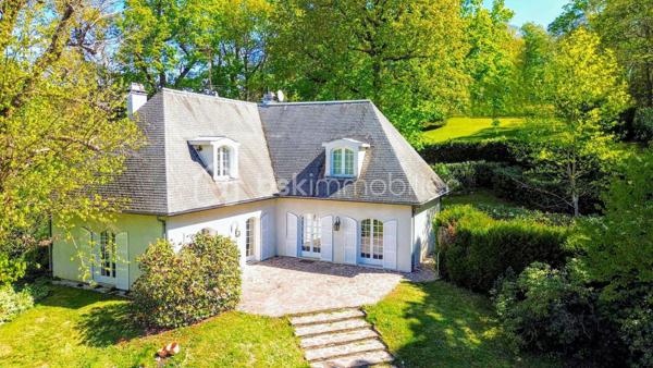 Maison familiale (175 m² env.) 4 / 5 ch av 2 terrasses fleuries de camélia ds un environnement boisé. Ce bien immobilier possède de sérieux atouts : vastes espaces, volumes et hauteur ss plafond, sols de qualité parquet versaillais, toiture ardoises, baignoire balnéo, chaudière à condensation, cheminée ouverte pour un moment de convivialité et de confort garanti. Il se compose : d'une entrée av dégagement, double séjour / salon (37 m² env) av cheminée ancienne, cuisine (14 m²) équipée italienne Bologne aménagée av plan et ilot en pierre de marbre, salle à manger, un toilette ind. + lave-mains, une suite parentale av salle de bains balnéo et douche.

A l'étage, sol en chêne massif, 3 chambres dont une av sol en frêne, dressing et lingerie (esp. bureau ou ch d'appoint), wc ind, salle de bains et douche refaite à neuf. Sous-sol compartimenté carrelé (100 m²), espace buanderie, atelier, double garage, espace rangement, cave à vins.

Les + : jardin harmonieux clos et engazonnée / parcelle de 1.886 m2 comprenant abri de jardin, aire d'accueil et de stationnement indépendante, chatière sur porte, tracteur tondeuse, adoucisseur. Accès au garage privatif.
Les ++ : possibilité d'extension, agrandissement, piscinable ou de réaliser une division de la maison et création de 2 lots parcellaires !
Les +++ : double accès / entrée portail et garage
Les ++++ : possibilité de faire une division !

Ce bien immobilier est à proximité du centre village dynamique (commerces et services, artisans etc.) à Jouars-Pontchartrain et également des centres commerciaux localisés à Maurepas Pariwest, Grand Plaisir et Parly 2, proche Versailles et Paris via la N12 ou la gare ligne N Paris-Montparnasse (35mn).

Rare, cette qualité ravira des personnalités, chefs d'entreprise désireux de préserver leur intimité au sein d'une belle demeure sans vis-à-vis. 

A votre dispo pour vous conseiller et vous accompagner dans l'élaboration de votre projet de vie !
Willy BOYÉ - 07 87 37 75 87

Action !