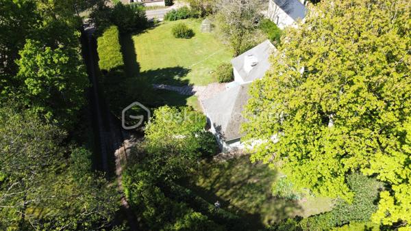 Maison familiale (175 m² env.) 4 / 5 ch av 2 terrasses fleuries de camélia ds un environnement boisé. Ce bien immobilier possède de sérieux atouts : vastes espaces, volumes et hauteur ss plafond, sols de qualité parquet versaillais, toiture ardoises, baignoire balnéo, chaudière à condensation, cheminée ouverte pour un moment de convivialité et de confort garanti. Il se compose : d'une entrée av dégagement, double séjour / salon (37 m² env) av cheminée ancienne, cuisine (14 m²) équipée italienne Bologne aménagée av plan et ilot en pierre de marbre, salle à manger, un toilette ind. + lave-mains, une suite parentale av salle de bains balnéo et douche.

A l'étage, sol en chêne massif, 3 chambres dont une av sol en frêne, dressing et lingerie (esp. bureau ou ch d'appoint), wc ind, salle de bains et douche refaite à neuf. Sous-sol compartimenté carrelé (100 m²), espace buanderie, atelier, double garage, espace rangement, cave à vins.

Les + : jardin harmonieux clos et engazonnée / parcelle de 1.886 m2 comprenant abri de jardin, aire d'accueil et de stationnement indépendante, chatière sur porte, tracteur tondeuse, adoucisseur. Accès au garage privatif.
Les ++ : possibilité d'extension, agrandissement, piscinable ou de réaliser une division de la maison et création de 2 lots parcellaires !
Les +++ : double accès / entrée portail et garage
Les ++++ : possibilité de faire une division !

Ce bien immobilier est à proximité du centre village dynamique (commerces et services, artisans etc.) à Jouars-Pontchartrain et également des centres commerciaux localisés à Maurepas Pariwest, Grand Plaisir et Parly 2, proche Versailles et Paris via la N12 ou la gare ligne N Paris-Montparnasse (35mn).

Rare, cette qualité ravira des personnalités, chefs d'entreprise désireux de préserver leur intimité au sein d'une belle demeure sans vis-à-vis. 

A votre dispo pour vous conseiller et vous accompagner dans l'élaboration de votre projet de vie !
Willy BOYÉ - 07 87 37 75 87

Action !