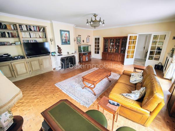 Maison familiale (175 m² env.) 4 / 5 ch av 2 terrasses fleuries de camélia ds un environnement boisé. Ce bien immobilier possède de sérieux atouts : vastes espaces, volumes et hauteur ss plafond, sols de qualité parquet versaillais, toiture ardoises, baignoire balnéo, chaudière à condensation, cheminée ouverte pour un moment de convivialité et de confort garanti. Il se compose : d'une entrée av dégagement, double séjour / salon (37 m² env) av cheminée ancienne, cuisine (14 m²) équipée italienne Bologne aménagée av plan et ilot en pierre de marbre, salle à manger, un toilette ind. + lave-mains, une suite parentale av salle de bains balnéo et douche.

A l'étage, sol en chêne massif, 3 chambres dont une av sol en frêne, dressing et lingerie (esp. bureau ou ch d'appoint), wc ind, salle de bains et douche refaite à neuf. Sous-sol compartimenté carrelé (100 m²), espace buanderie, atelier, double garage, espace rangement, cave à vins.

Les + : jardin harmonieux clos et engazonnée / parcelle de 1.886 m2 comprenant abri de jardin, aire d'accueil et de stationnement indépendante, chatière sur porte, tracteur tondeuse, adoucisseur. Accès au garage privatif.
Les ++ : possibilité d'extension, agrandissement, piscinable ou de réaliser une division de la maison et création de 2 lots parcellaires !
Les +++ : double accès / entrée portail et garage
Les ++++ : possibilité de faire une division !

Ce bien immobilier est à proximité du centre village dynamique (commerces et services, artisans etc.) à Jouars-Pontchartrain et également des centres commerciaux localisés à Maurepas Pariwest, Grand Plaisir et Parly 2, proche Versailles et Paris via la N12 ou la gare ligne N Paris-Montparnasse (35mn).

Rare, cette qualité ravira des personnalités, chefs d'entreprise désireux de préserver leur intimité au sein d'une belle demeure sans vis-à-vis. 

A votre dispo pour vous conseiller et vous accompagner dans l'élaboration de votre projet de vie !
Willy BOYÉ - 07 87 37 75 87

Action !