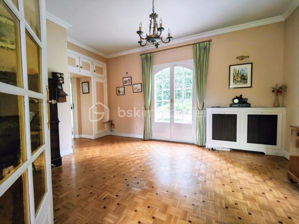 Maison familiale (175 m² env.) 4 / 5 ch av 2 terrasses fleuries de camélia ds un environnement boisé. Ce bien immobilier possède de sérieux atouts : vastes espaces, volumes et hauteur ss plafond, sols de qualité parquet versaillais, toiture ardoises, baignoire balnéo, chaudière à condensation, cheminée ouverte pour un moment de convivialité et de confort garanti. Il se compose : d'une entrée av dégagement, double séjour / salon (37 m² env) av cheminée ancienne, cuisine (14 m²) équipée italienne Bologne aménagée av plan et ilot en pierre de marbre, salle à manger, un toilette ind. + lave-mains, une suite parentale av salle de bains balnéo et douche.

A l'étage, sol en chêne massif, 3 chambres dont une av sol en frêne, dressing et lingerie (esp. bureau ou ch d'appoint), wc ind, salle de bains et douche refaite à neuf. Sous-sol compartimenté carrelé (100 m²), espace buanderie, atelier, double garage, espace rangement, cave à vins.

Les + : jardin harmonieux clos et engazonnée / parcelle de 1.886 m2 comprenant abri de jardin, aire d'accueil et de stationnement indépendante, chatière sur porte, tracteur tondeuse, adoucisseur. Accès au garage privatif.
Les ++ : possibilité d'extension, agrandissement, piscinable ou de réaliser une division de la maison et création de 2 lots parcellaires !
Les +++ : double accès / entrée portail et garage
Les ++++ : possibilité de faire une division !

Ce bien immobilier est à proximité du centre village dynamique (commerces et services, artisans etc.) à Jouars-Pontchartrain et également des centres commerciaux localisés à Maurepas Pariwest, Grand Plaisir et Parly 2, proche Versailles et Paris via la N12 ou la gare ligne N Paris-Montparnasse (35mn).

Rare, cette qualité ravira des personnalités, chefs d'entreprise désireux de préserver leur intimité au sein d'une belle demeure sans vis-à-vis. 

A votre dispo pour vous conseiller et vous accompagner dans l'élaboration de votre projet de vie !
Willy BOYÉ - 07 87 37 75 87

Action !