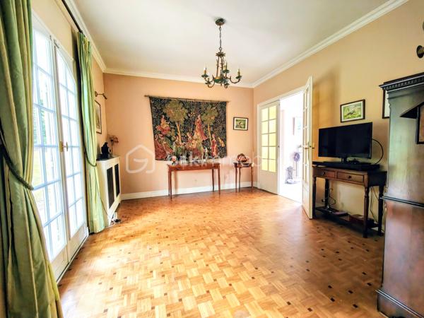 Maison familiale (175 m² env.) 4 / 5 ch av 2 terrasses fleuries de camélia ds un environnement boisé. Ce bien immobilier possède de sérieux atouts : vastes espaces, volumes et hauteur ss plafond, sols de qualité parquet versaillais, toiture ardoises, baignoire balnéo, chaudière à condensation, cheminée ouverte pour un moment de convivialité et de confort garanti. Il se compose : d'une entrée av dégagement, double séjour / salon (37 m² env) av cheminée ancienne, cuisine (14 m²) équipée italienne Bologne aménagée av plan et ilot en pierre de marbre, salle à manger, un toilette ind. + lave-mains, une suite parentale av salle de bains balnéo et douche.

A l'étage, sol en chêne massif, 3 chambres dont une av sol en frêne, dressing et lingerie (esp. bureau ou ch d'appoint), wc ind, salle de bains et douche refaite à neuf. Sous-sol compartimenté carrelé (100 m²), espace buanderie, atelier, double garage, espace rangement, cave à vins.

Les + : jardin harmonieux clos et engazonnée / parcelle de 1.886 m2 comprenant abri de jardin, aire d'accueil et de stationnement indépendante, chatière sur porte, tracteur tondeuse, adoucisseur. Accès au garage privatif.
Les ++ : possibilité d'extension, agrandissement, piscinable ou de réaliser une division de la maison et création de 2 lots parcellaires !
Les +++ : double accès / entrée portail et garage
Les ++++ : possibilité de faire une division !

Ce bien immobilier est à proximité du centre village dynamique (commerces et services, artisans etc.) à Jouars-Pontchartrain et également des centres commerciaux localisés à Maurepas Pariwest, Grand Plaisir et Parly 2, proche Versailles et Paris via la N12 ou la gare ligne N Paris-Montparnasse (35mn).

Rare, cette qualité ravira des personnalités, chefs d'entreprise désireux de préserver leur intimité au sein d'une belle demeure sans vis-à-vis. 

A votre dispo pour vous conseiller et vous accompagner dans l'élaboration de votre projet de vie !
Willy BOYÉ - 07 87 37 75 87

Action !
