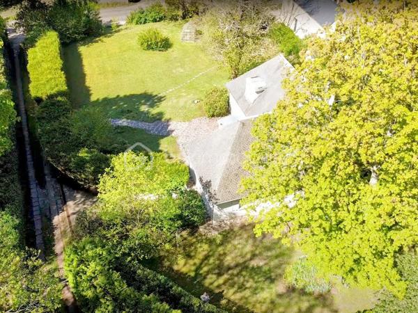 Maison familiale (175 m² env.) 4 / 5 ch av 2 terrasses fleuries de camélia ds un environnement boisé. Ce bien immobilier possède de sérieux atouts : vastes espaces, volumes et hauteur ss plafond, sols de qualité parquet versaillais, toiture ardoises, baignoire balnéo, chaudière à condensation, cheminée ouverte pour un moment de convivialité et de confort garanti. Il se compose : d'une entrée av dégagement, double séjour / salon (37 m² env) av cheminée ancienne, cuisine (14 m²) équipée italienne Bologne aménagée av plan et ilot en pierre de marbre, salle à manger, un toilette ind. + lave-mains, une suite parentale av salle de bains balnéo et douche.

A l'étage, sol en chêne massif, 3 chambres dont une av sol en frêne, dressing et lingerie (esp. bureau ou ch d'appoint), wc ind, salle de bains et douche refaite à neuf. Sous-sol compartimenté carrelé (100 m²), espace buanderie, atelier, double garage, espace rangement, cave à vins.

Les + : jardin harmonieux clos et engazonnée / parcelle de 1.886 m2 comprenant abri de jardin, aire d'accueil et de stationnement indépendante, chatière sur porte, tracteur tondeuse, adoucisseur. Accès au garage privatif.
Les ++ : possibilité d'extension, agrandissement, piscinable ou de réaliser une division de la maison et création de 2 lots parcellaires !
Les +++ : double accès / entrée portail et garage
Les ++++ : possibilité de faire une division !

Ce bien immobilier est à proximité du centre village dynamique (commerces et services, artisans etc.) à Jouars-Pontchartrain et également des centres commerciaux localisés à Maurepas Pariwest, Grand Plaisir et Parly 2, proche Versailles et Paris via la N12 ou la gare ligne N Paris-Montparnasse (35mn).

Rare, cette qualité ravira des personnalités, chefs d'entreprise désireux de préserver leur intimité au sein d'une belle demeure sans vis-à-vis. 

A votre dispo pour vous conseiller et vous accompagner dans l'élaboration de votre projet de vie !
Willy BOYÉ - 07 87 37 75 87

Action !